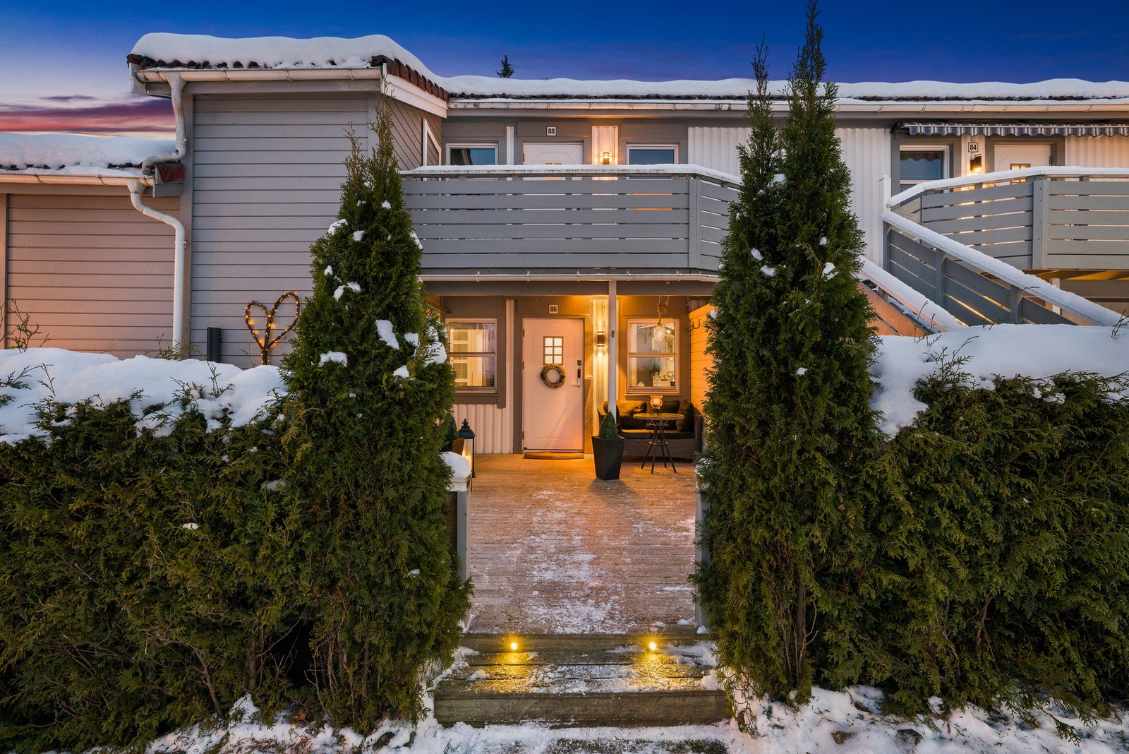 Hyggelig adkomst til boligen via opparbeidet gangsti som leder frem til et innbydende inngangsparti. Galleribilde