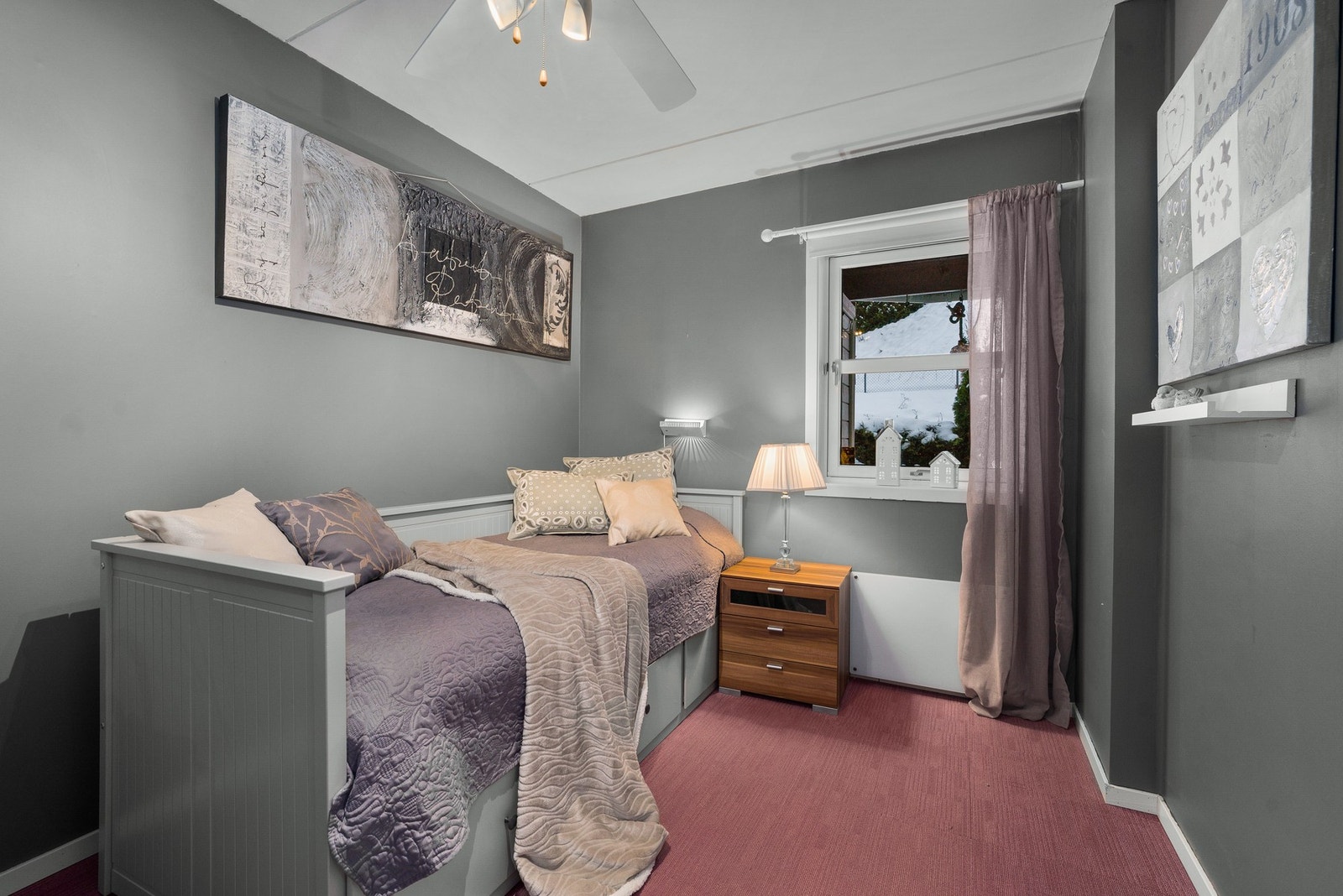 Lyst og hyggelig soverom med plass til seng og tilhørende møblement, godt egnet som barnerom, gjesterom eller hjemmekontor. Galleribilde