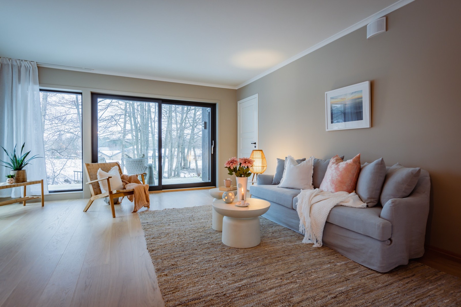 Store vindusflater slipper godt med naturlig lys inn. Galleribilde