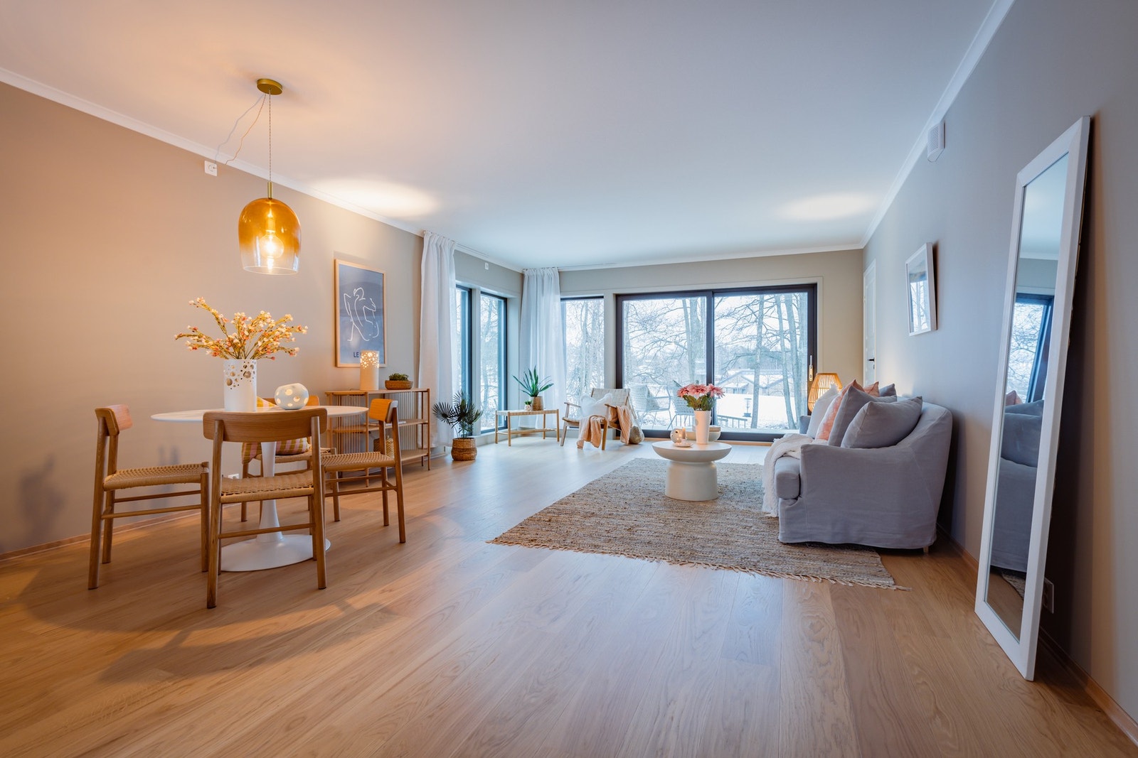 Leiligheten ligger i 1. etasje og inneholder: Gang, 2 soverom, 2 bad, bod og stue/kjøkken. Galleribilde