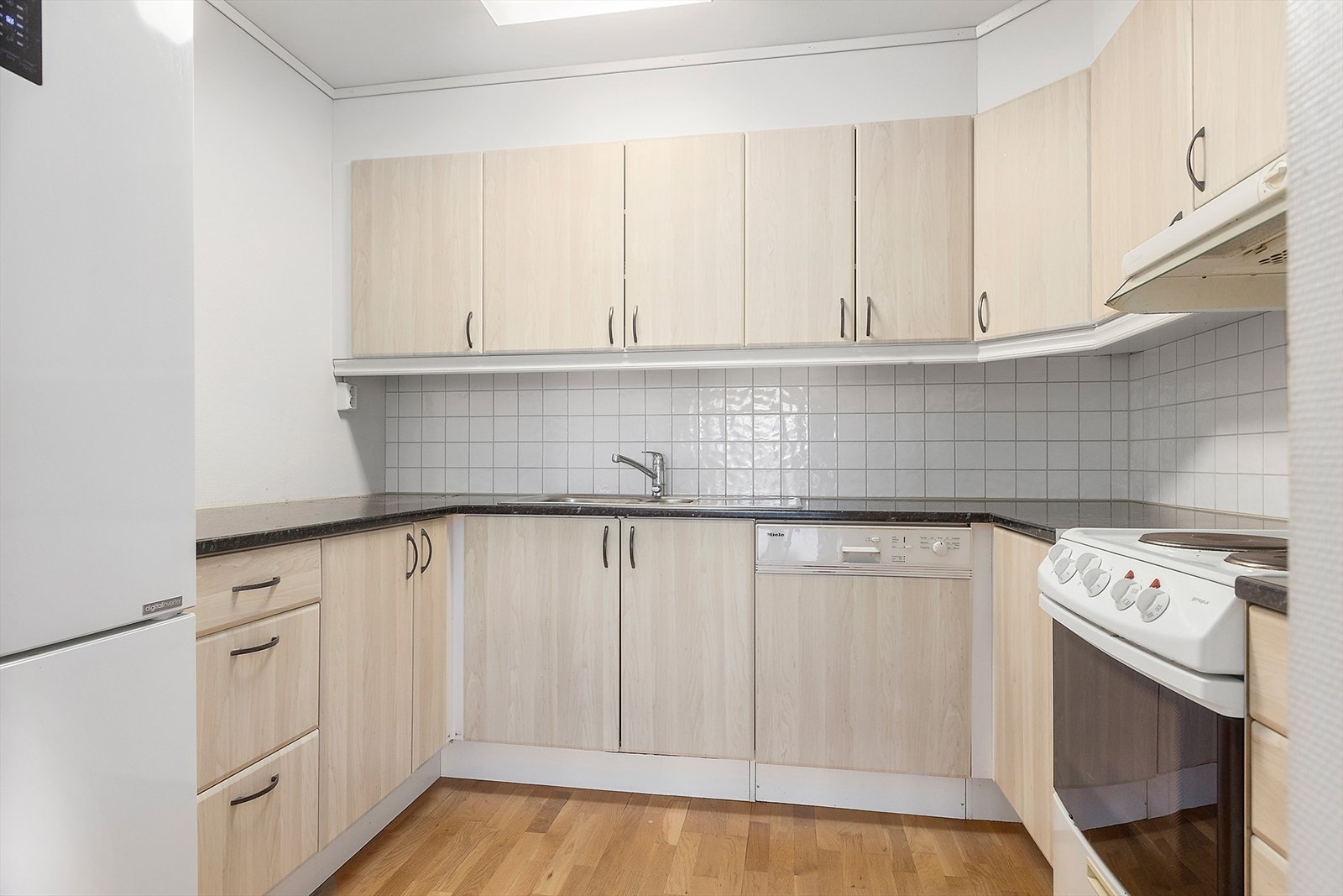 Kjøkken med god skapplass Galleribilde