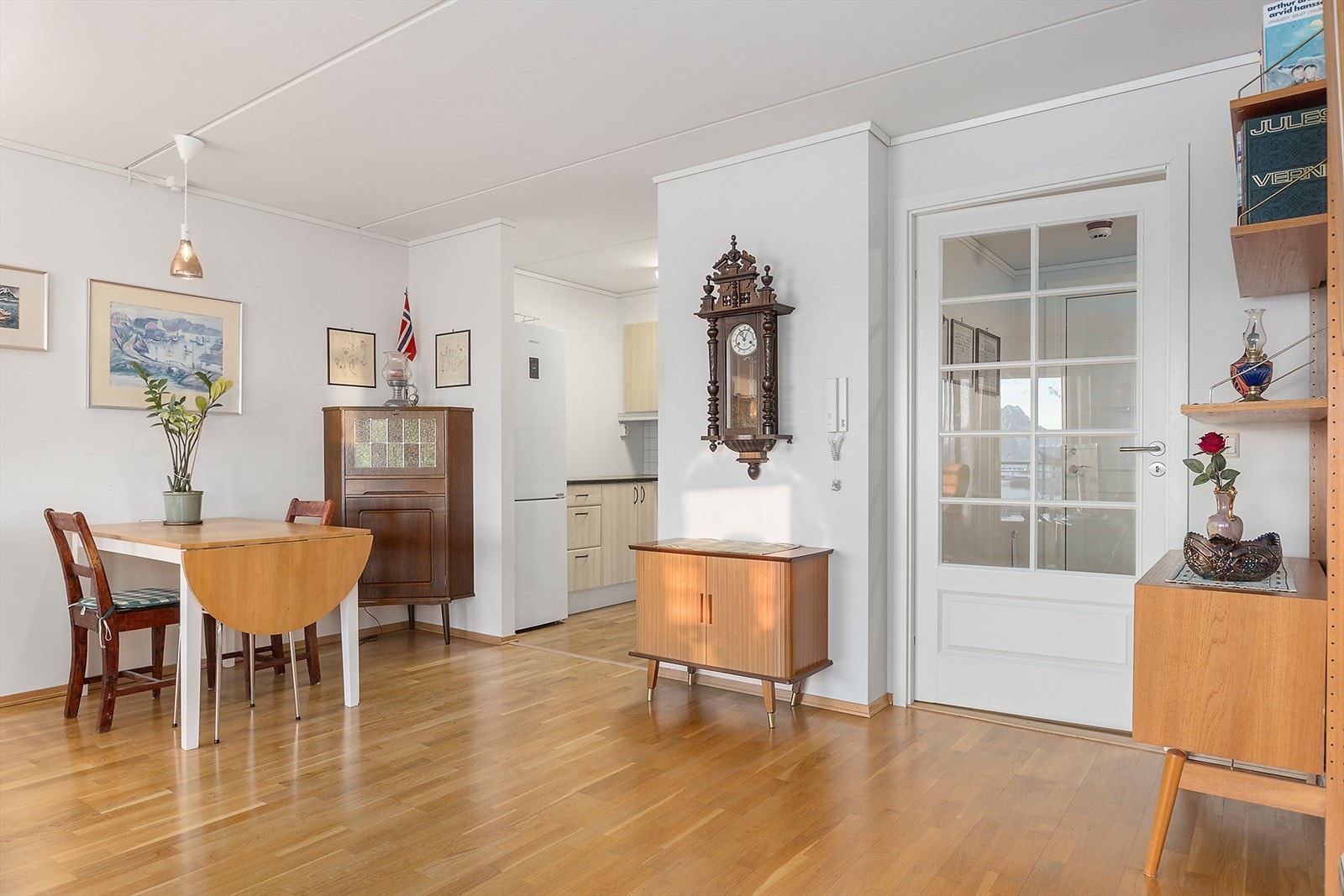 Det er åpen løsning mellom stue og kjøkken Galleribilde