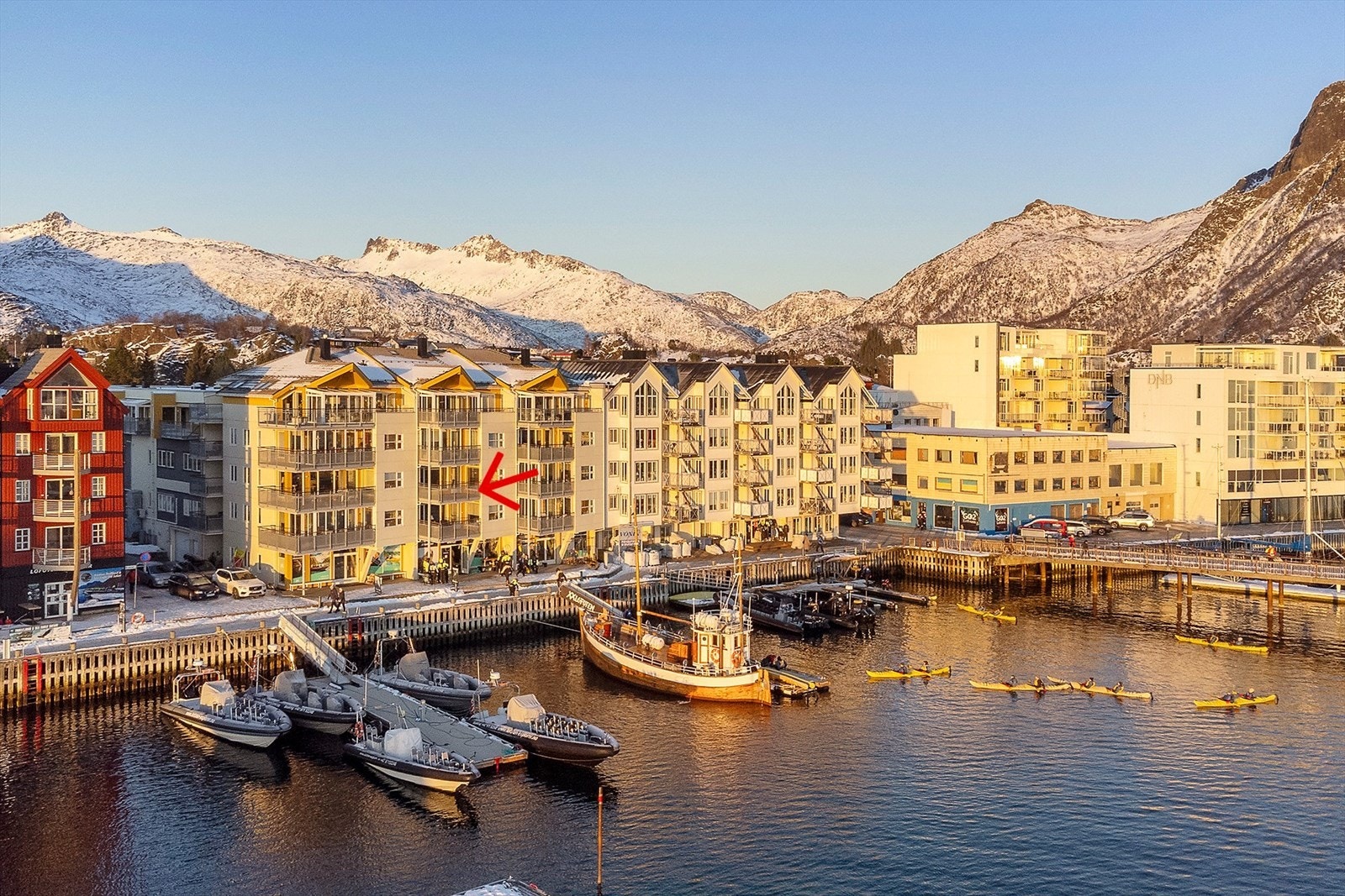 Leiligheten ligger midt på den populære promenaden i Svolvær Galleribilde