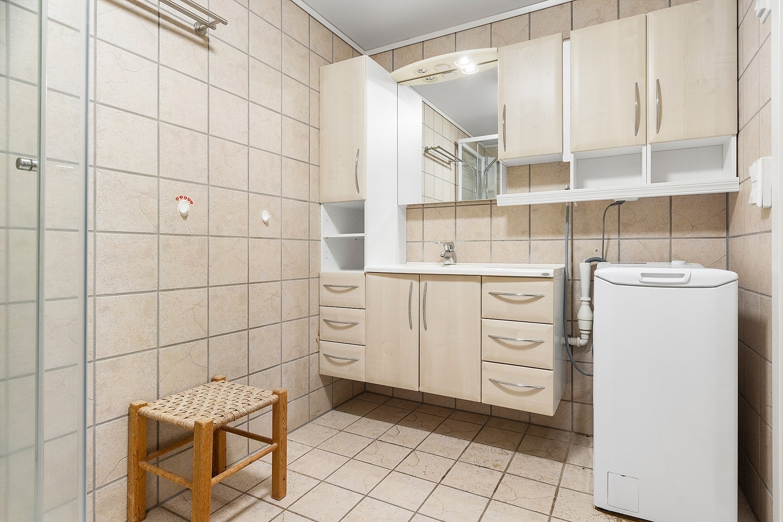 Lys innredning med rikelig skap- og skuffeplass Galleribilde