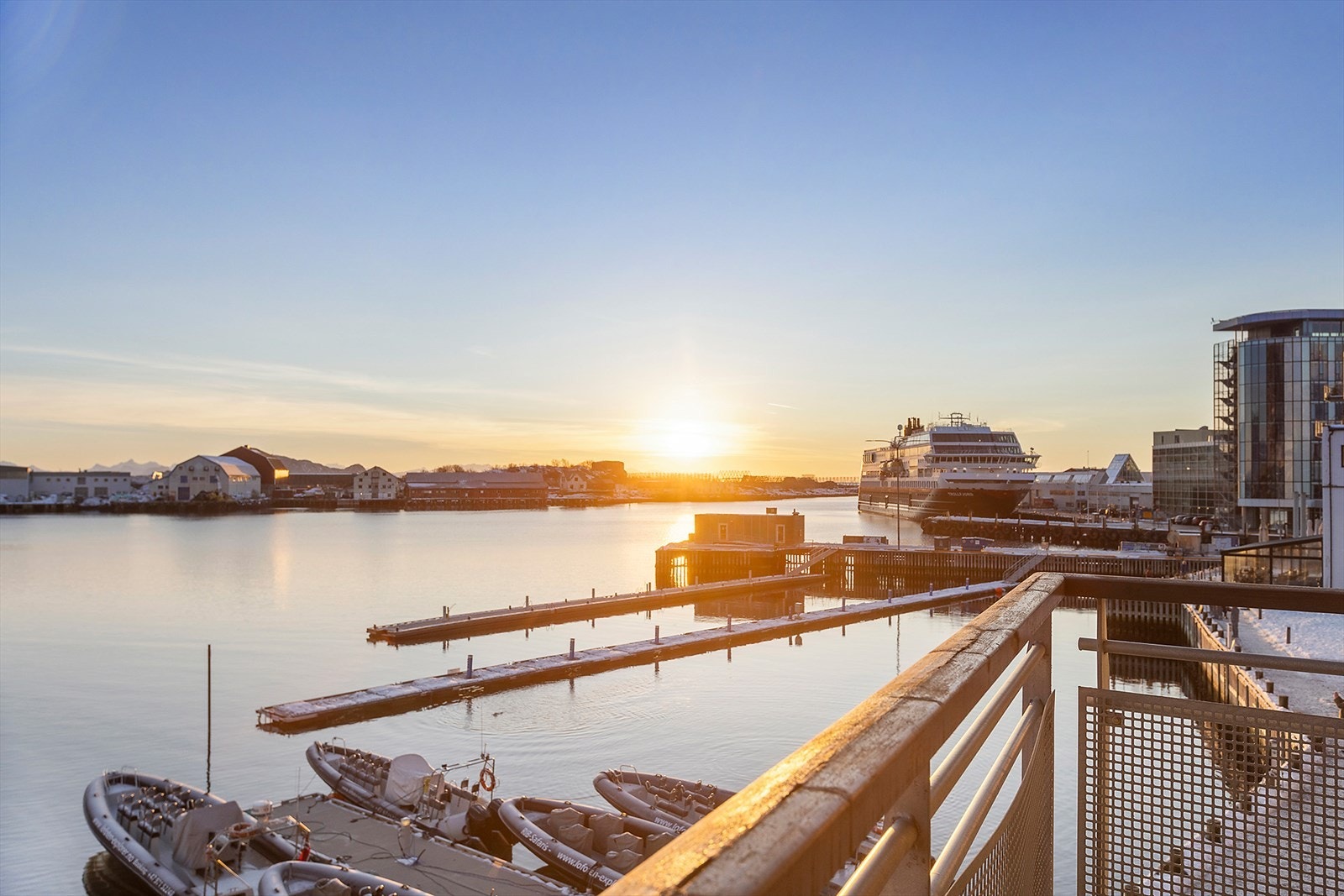 Utsikt mot promenaden og hurtigrutekaia Galleribilde
