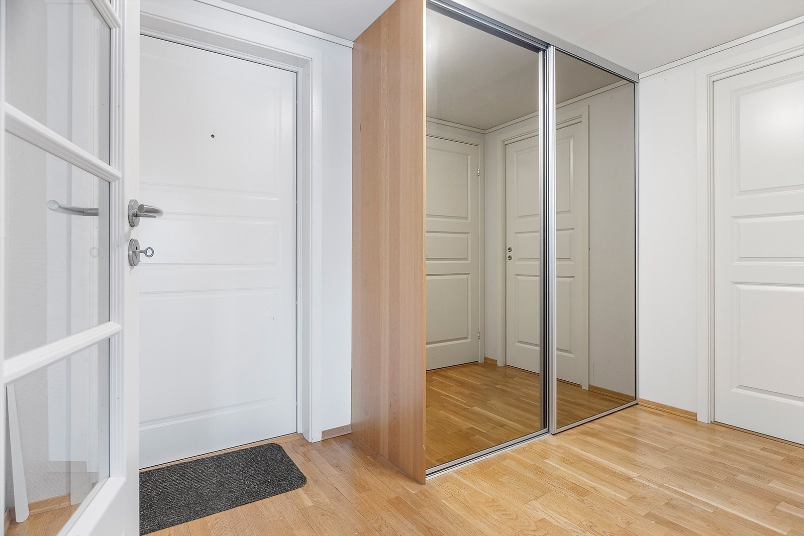 Garderobeskap med speilfronter i entré Galleribilde