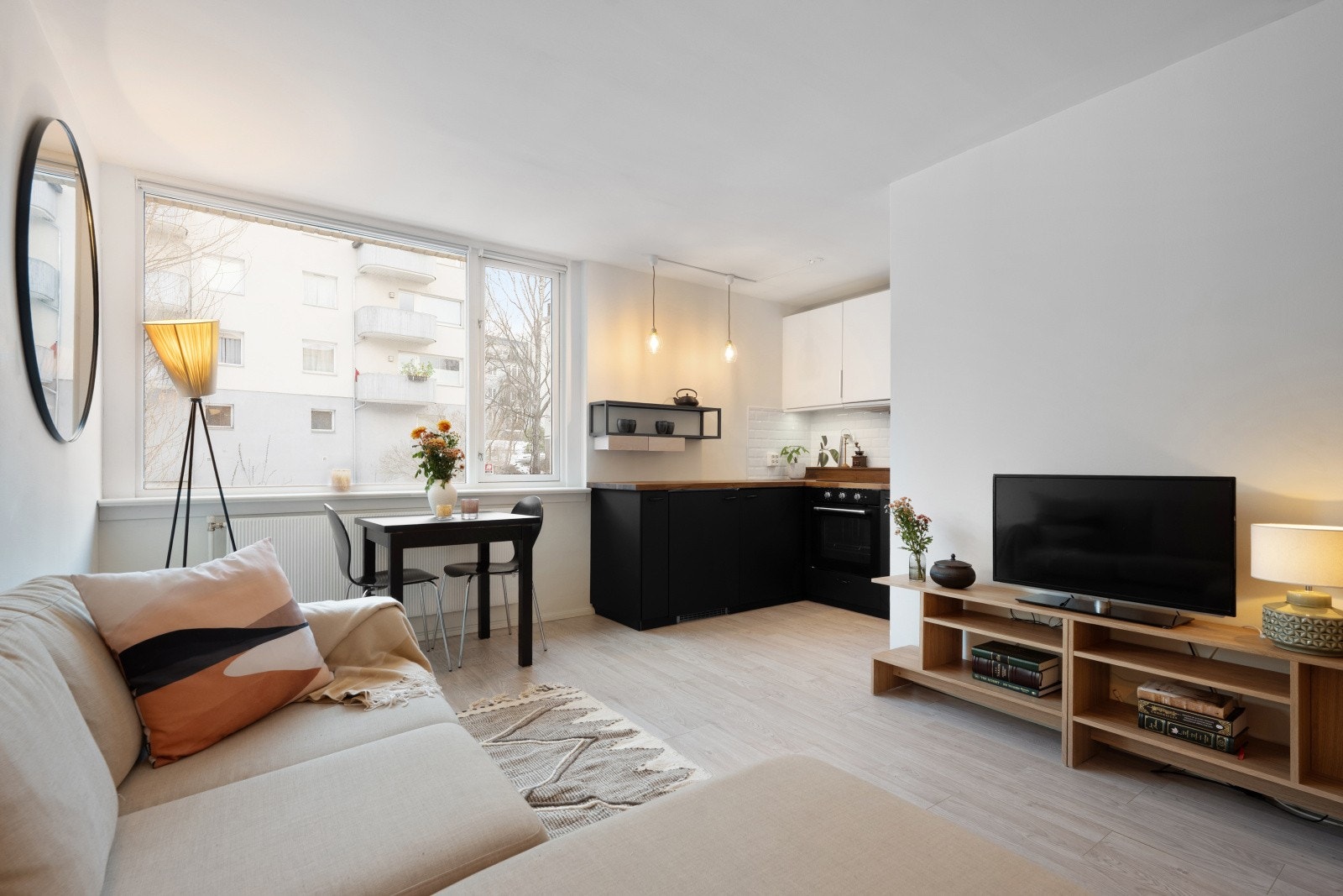 Leiligheten er arealeffektiv og byr på naturlige møbleringssoner. Galleribilde