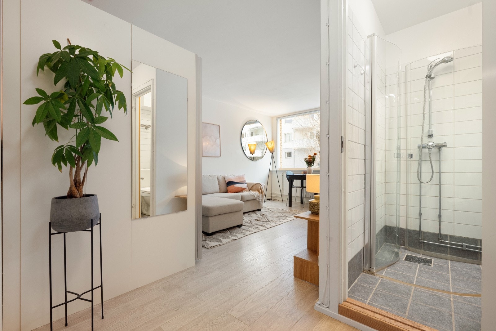 Det er inngang til badet fra entréen. Galleribilde