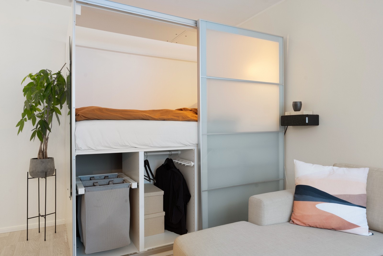 Her har man ekstra oppbevaring under sengen man smart kan gjemme vekk fra gjester. Galleribilde