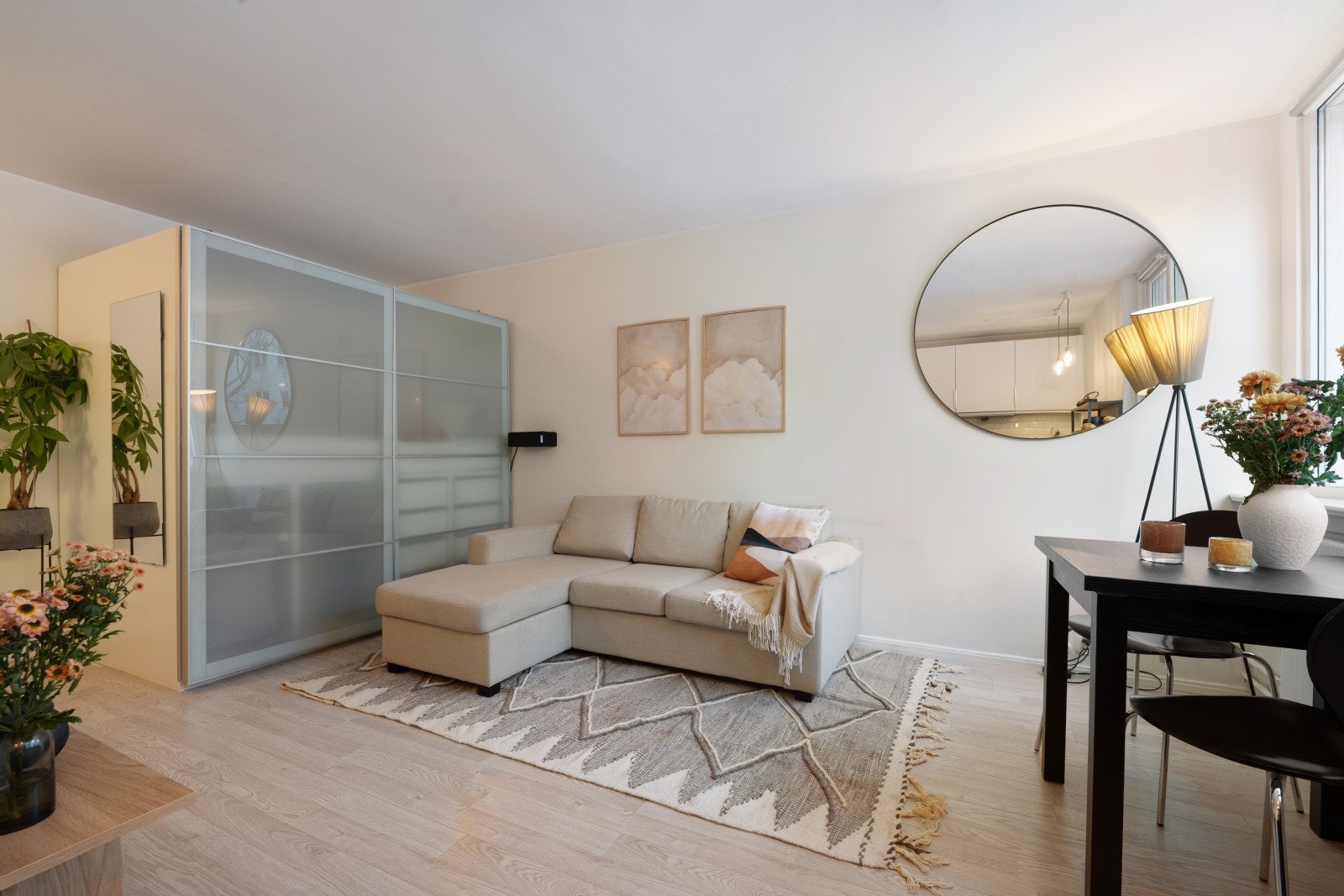 Leiligheten byr på plass til seng/gardeobeløsning, sittegruppe og spisegruppe. Galleribilde