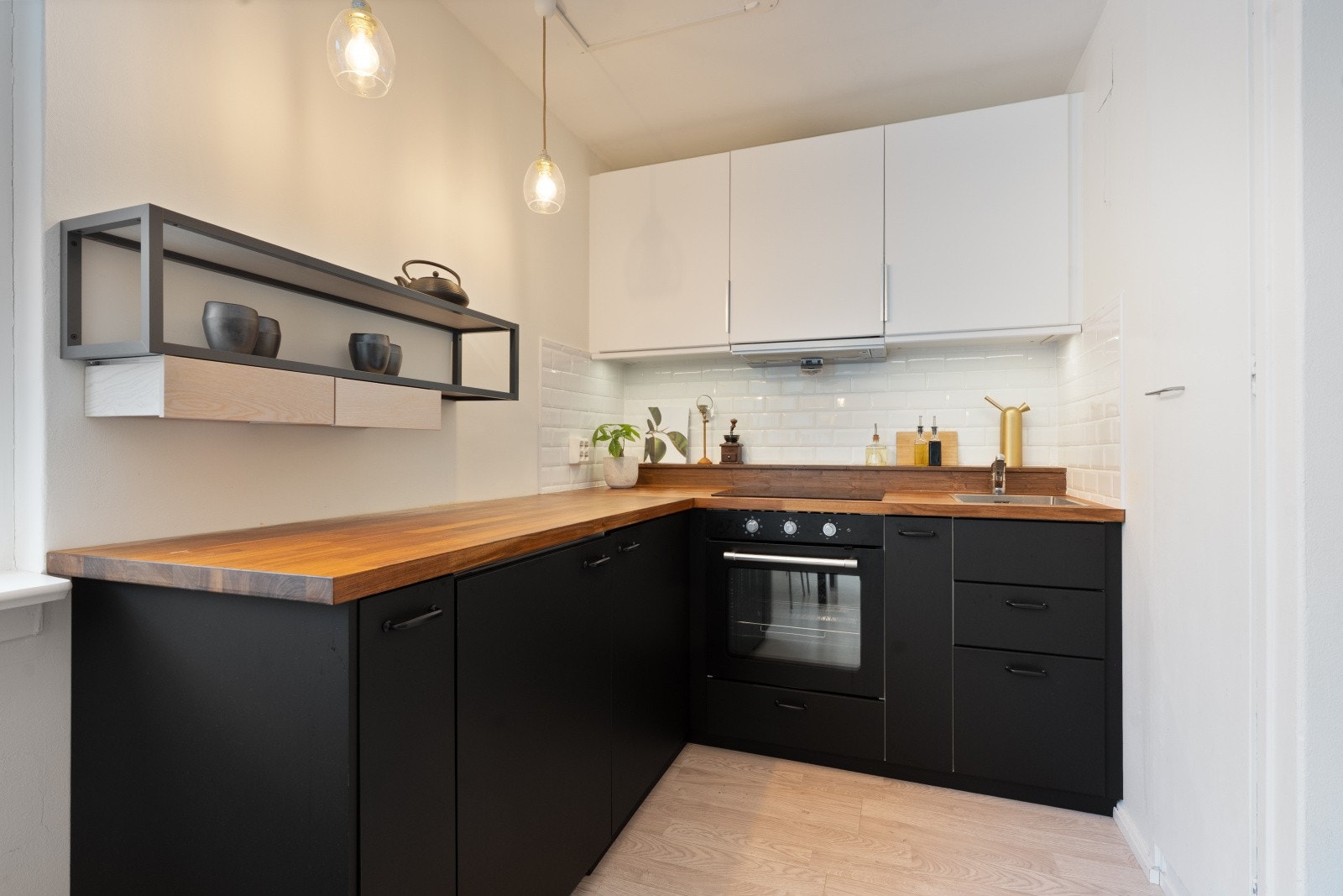 Boligens kjøkken fremstår som tidsriktig med IKEA innredning , bestående av glatte fronter og finert laminat benkeplate. Galleribilde