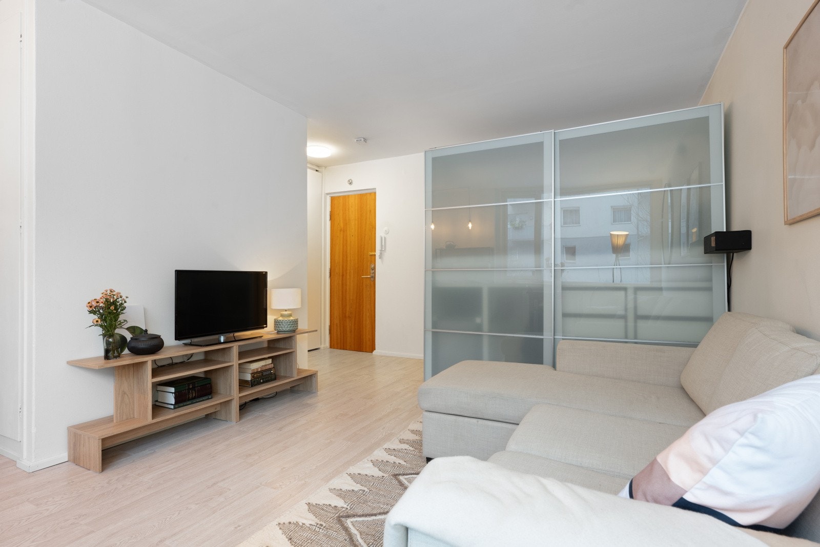 Leiligheten har moderne overflater med laminat gulv og lyse vegger. Galleribilde