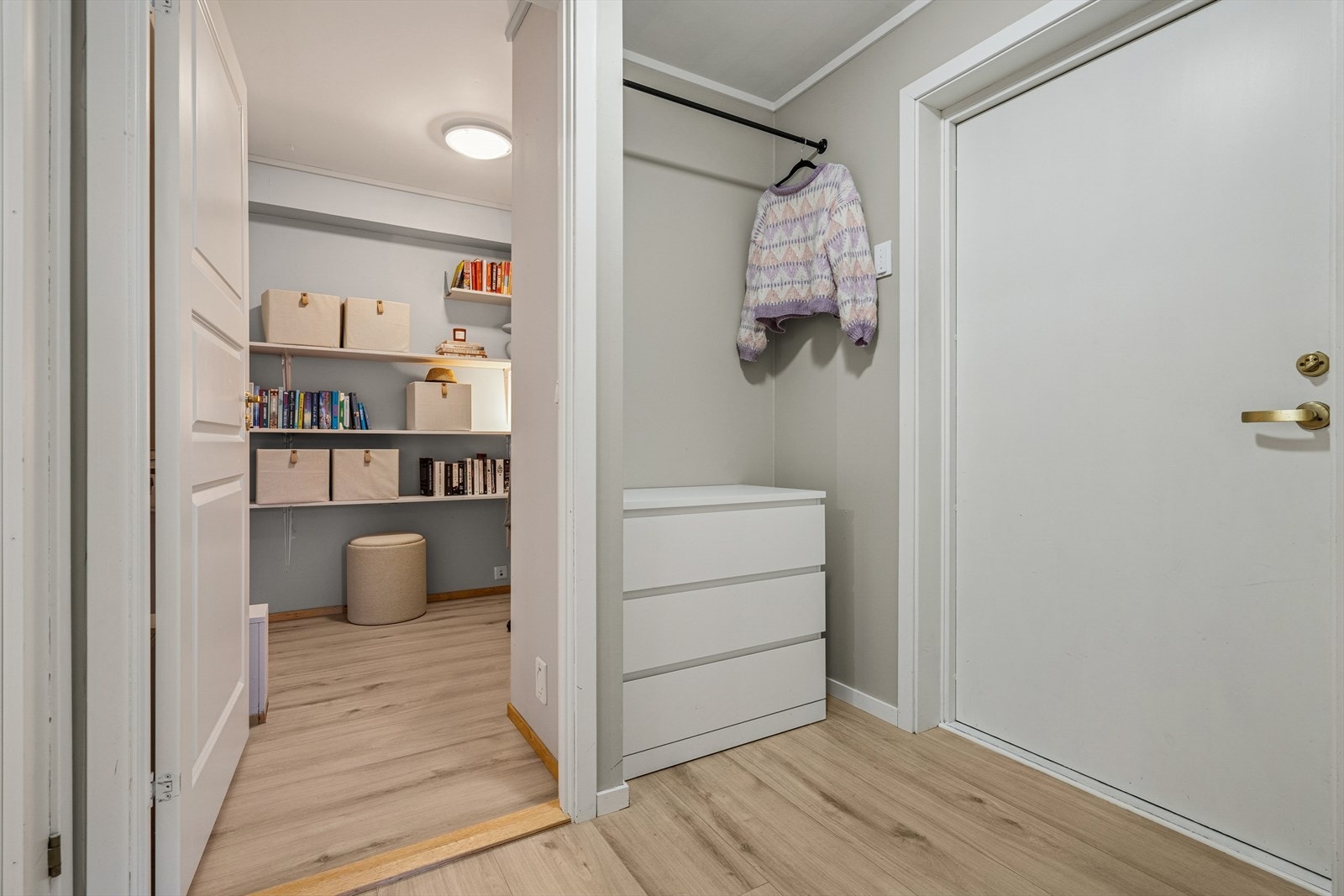 Du ønskes velkommen inn i en hyggelig entré med god plass til oppbevaring av yttertøy Galleribilde