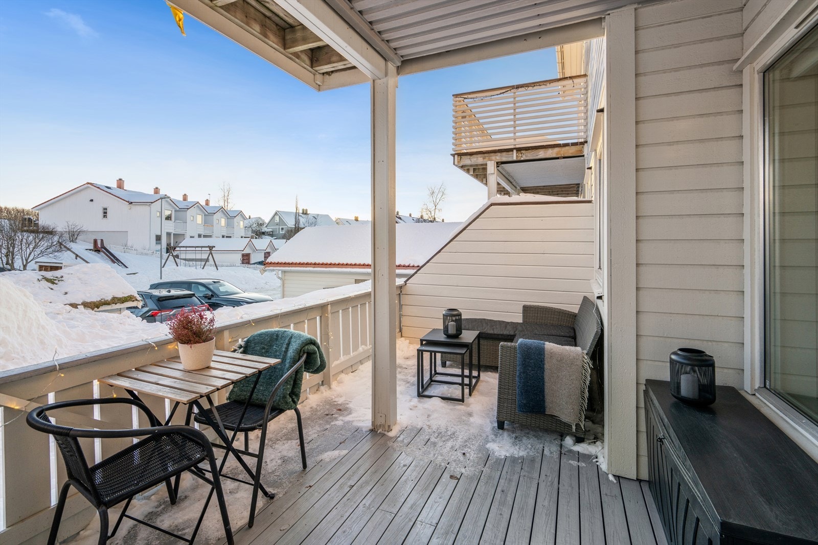 Terrassen har er overbygget og med et areal på ca. 11 kvm får du fint plass til utemøblement Galleribilde