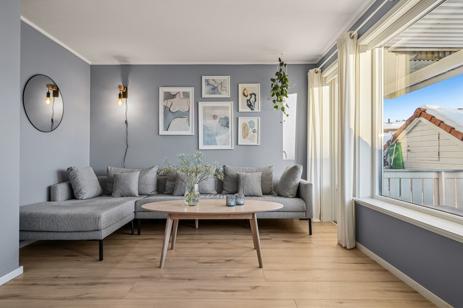 Det er god plass til stor sofa med tilhørende salongbord og TV-benk Galleribilde