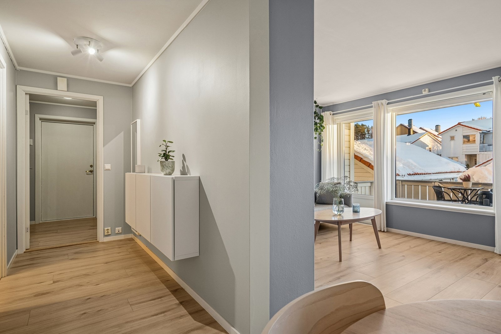 Hele leiligheten (foruten bad) fikk nytt gulv og ble oppmalt i 2021 Galleribilde