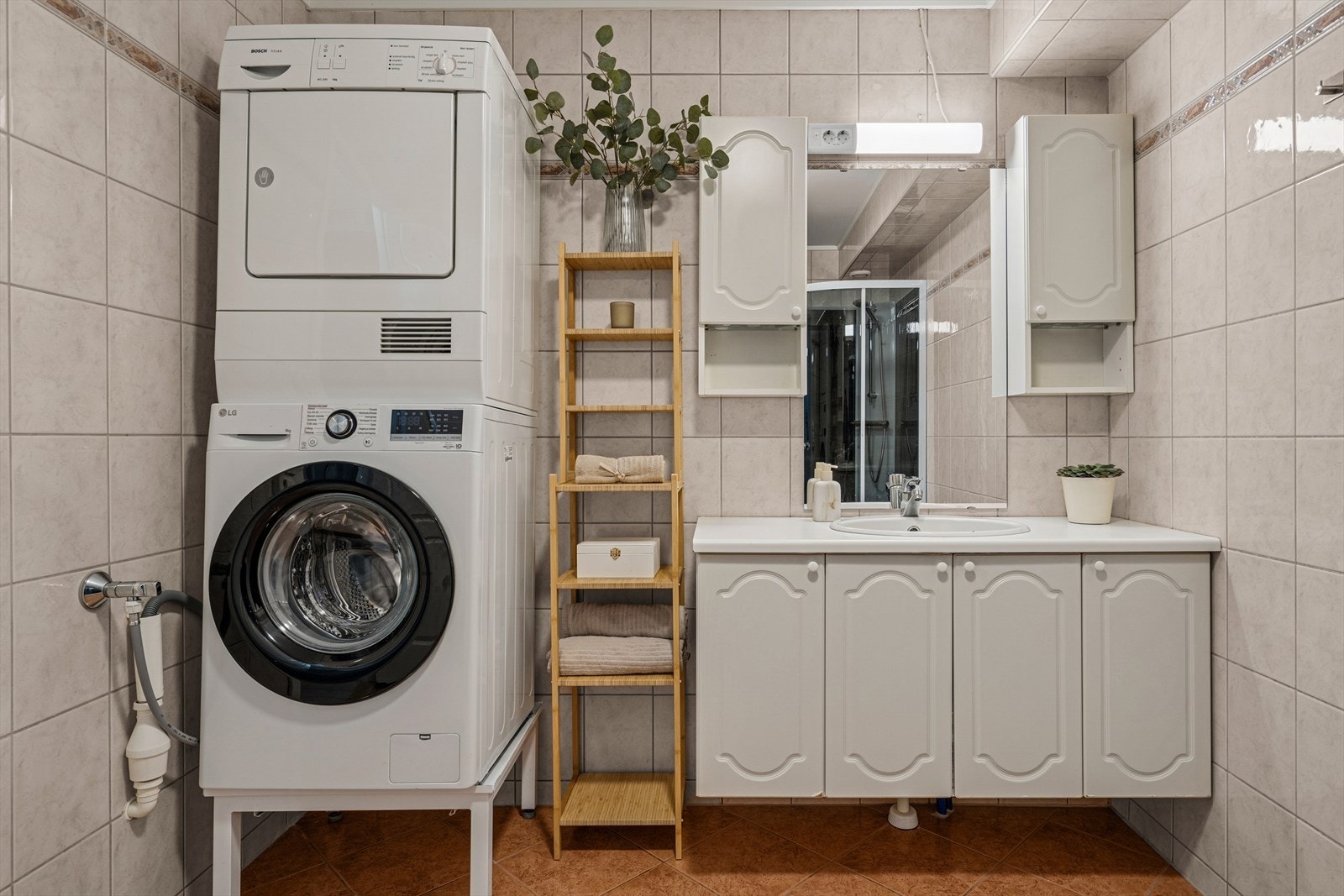 Her finner du toalett, dusjkabinett, baderomsinnredning og opplegg for vaskemaskin Galleribilde