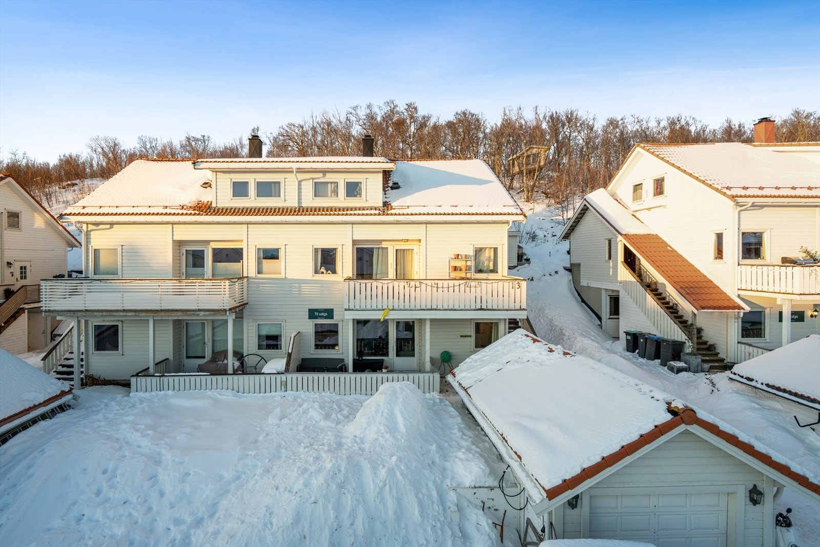 Leiligheten ligger fint plassert i sokkeletasjen med eget inngangsparti og sørvendt terrasse - Med leiligheten følger det parkeringsplass m/lader Galleribilde