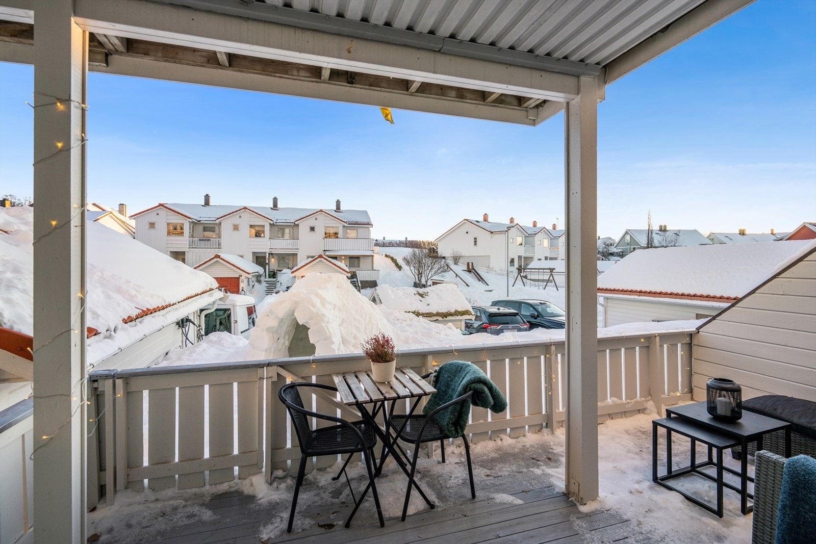 Den sørvendte beliggenheten gir deg gode solforhold fra tidlig morgen og godt ut over ettermiddag/kveld (til ca. 18:00 om sommeren i følge selger) Galleribilde