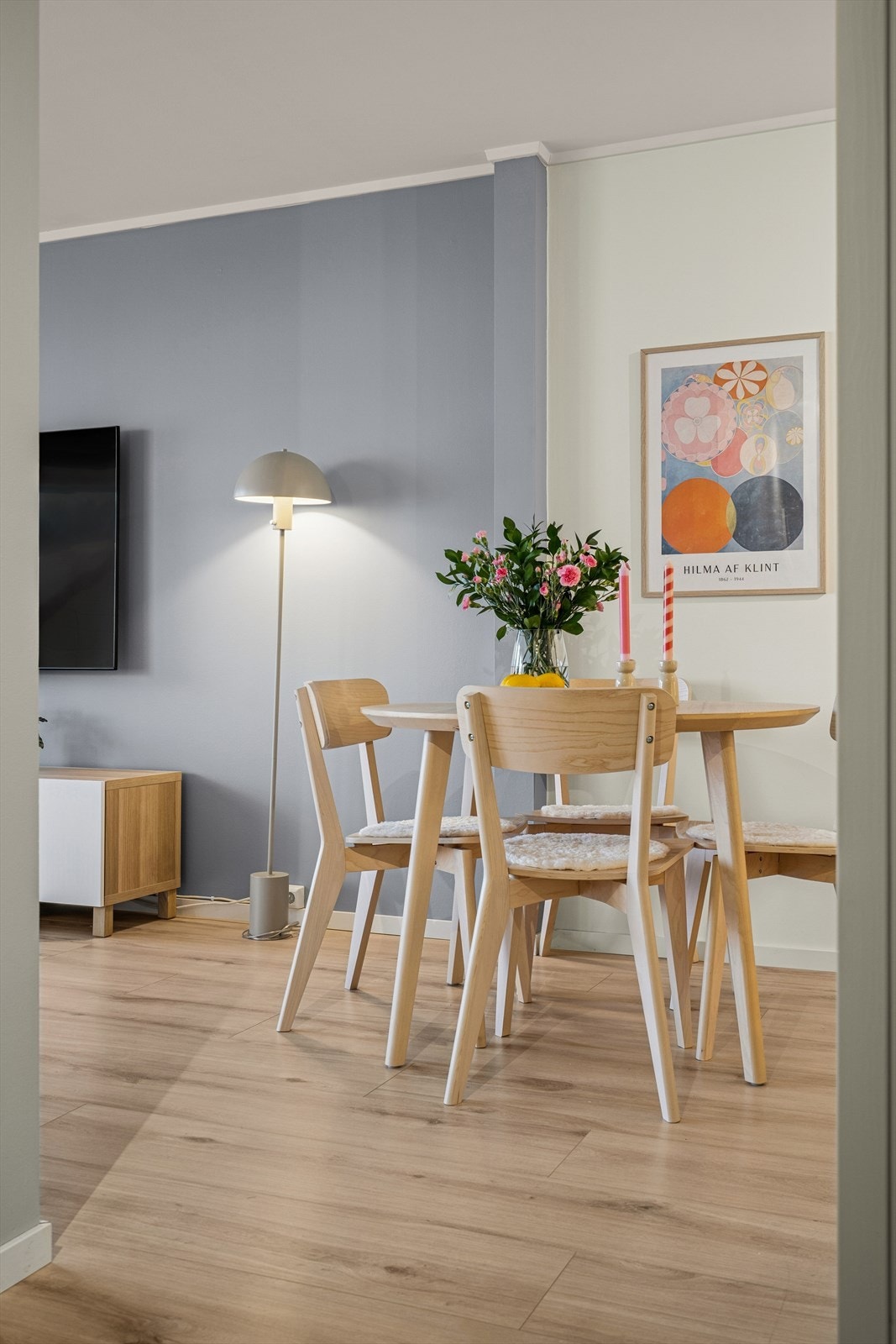 En får fint plass til kjøkkenbord til 4 personer Galleribilde