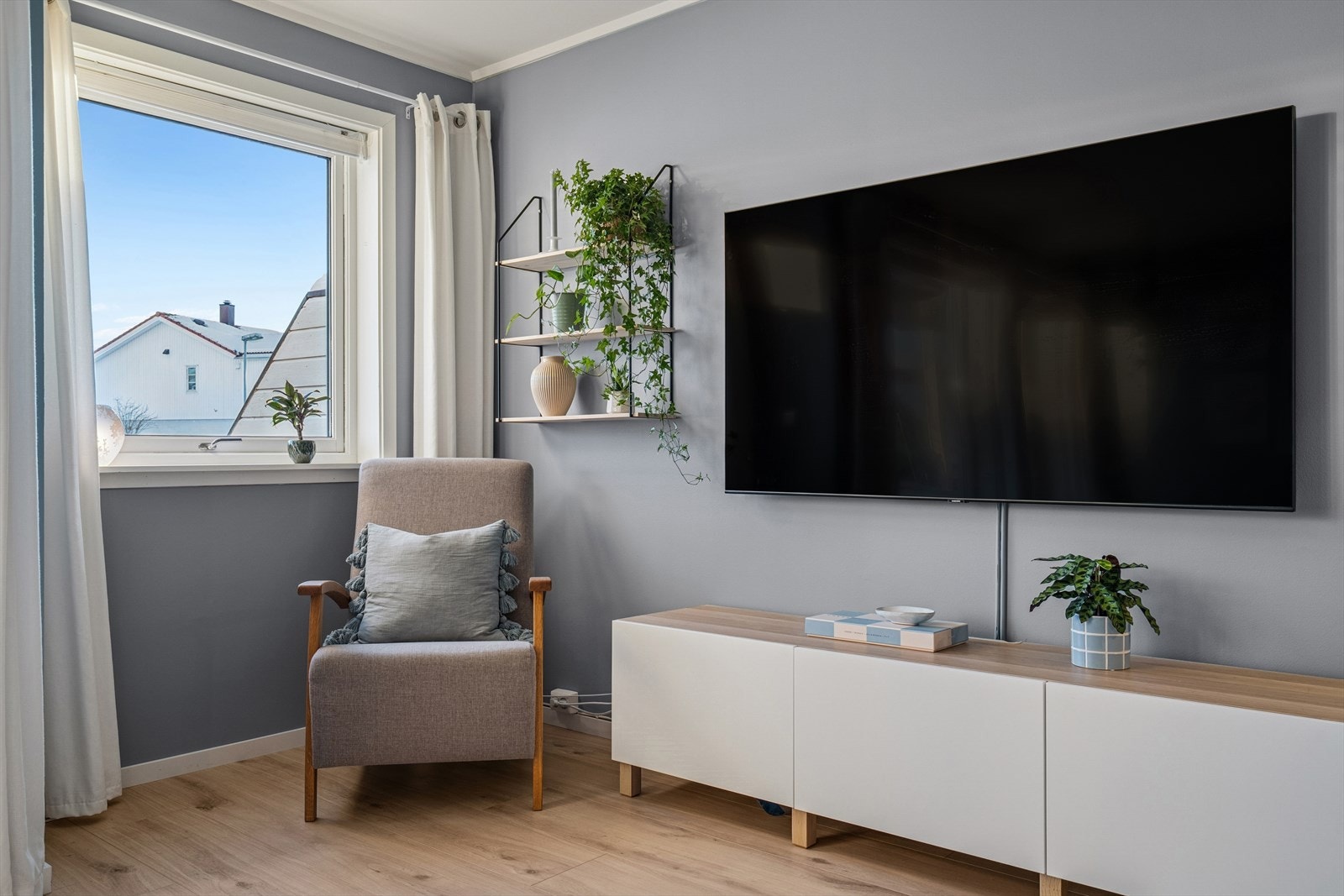 Rommet er malt i en tidsriktig blåtone Galleribilde