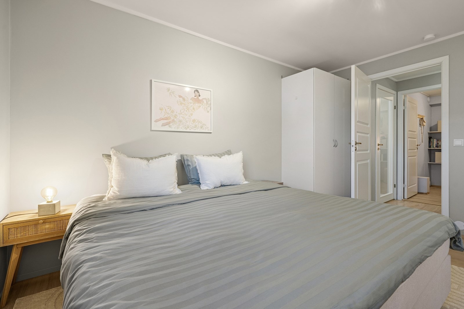 Det romslige soverommet gir god plass til dobbeltseng med tilhørende nattbord og er utstyrt med garderobeskap Galleribilde