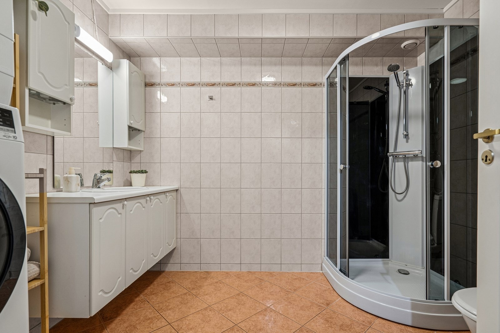 Badet har flislagte overflater og elektriske varmekabler som gir behagelig gulvvarme Galleribilde