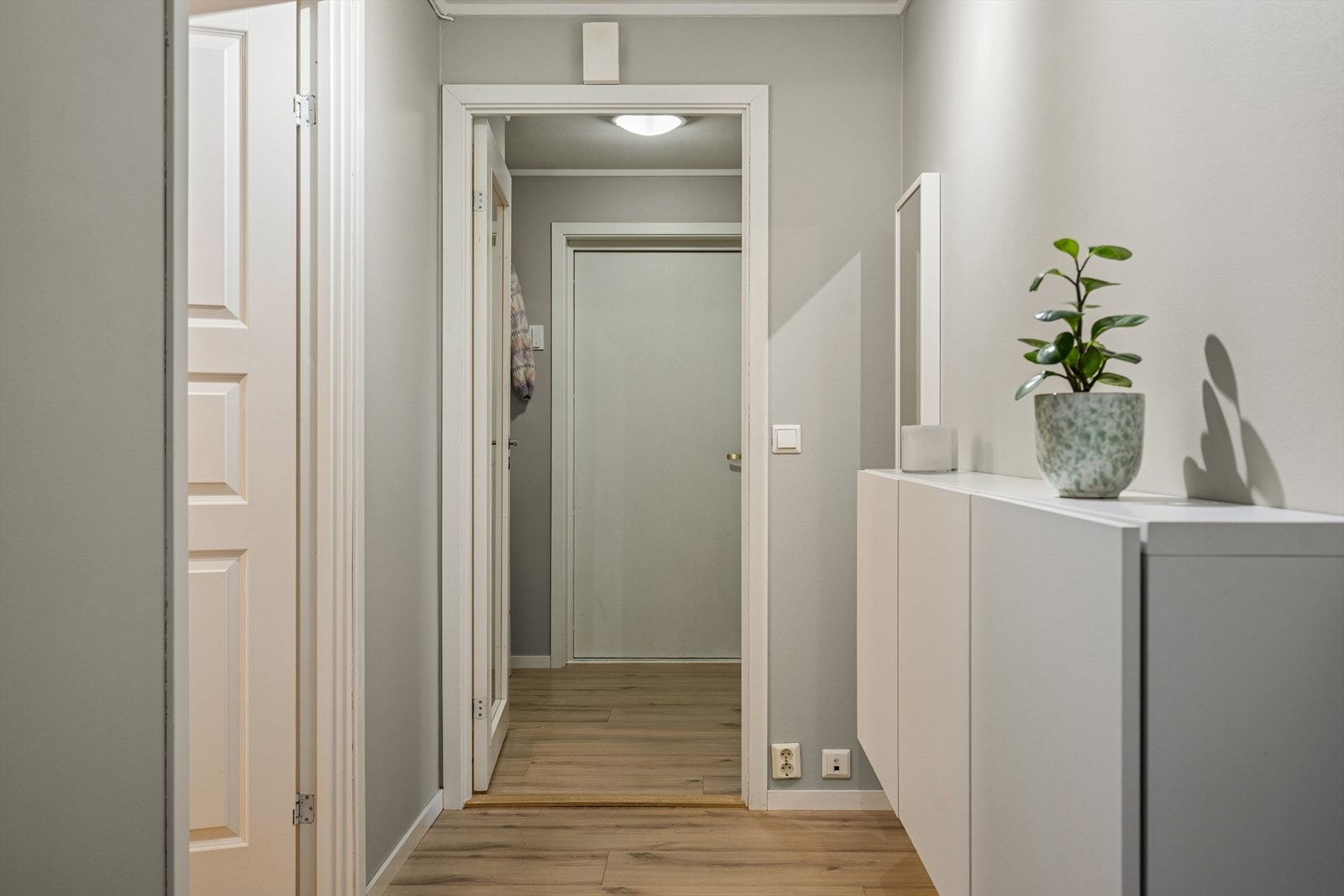 Det er gulvvarme i entrè, hall, kjøkken, stue og bad. Galleribilde