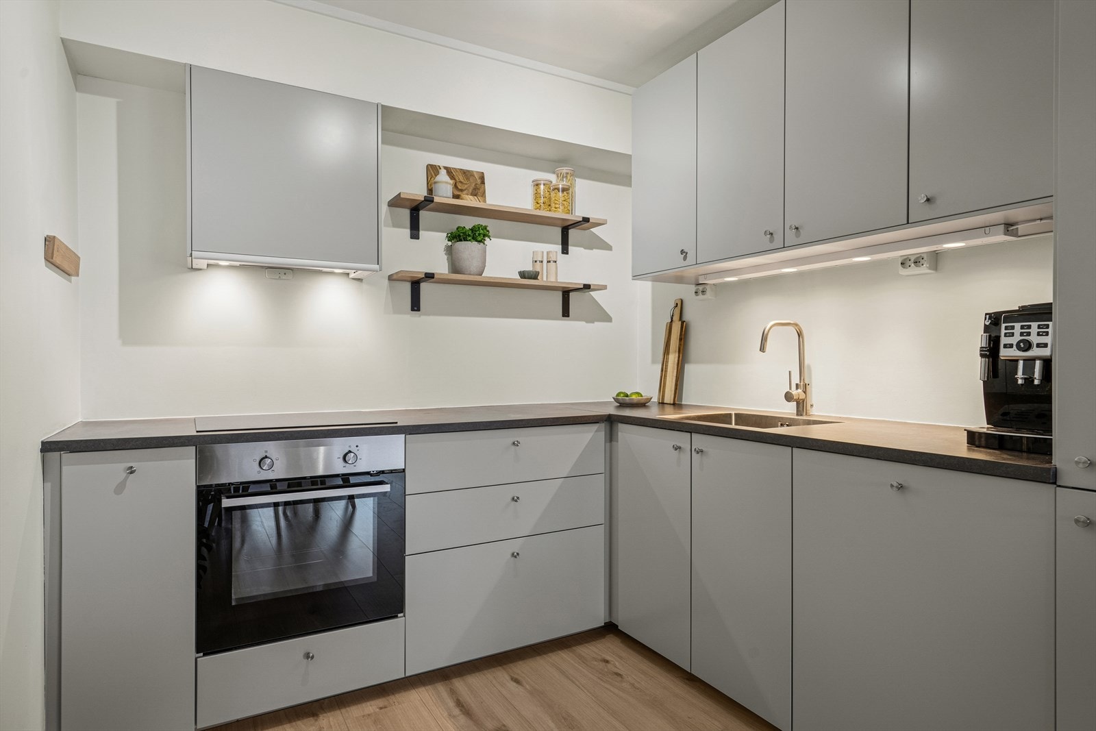 De integrerte hvitevarene medfølger og består av stekeovn, koketopp, oppvaskmaskin og kombiskap kjøl/frys - Av tekniske løsninger er det VVB (fra 2022) i kjøkkenbenk og kjøkkenventilator (fra 2017) med avtrekk ut Galleribilde