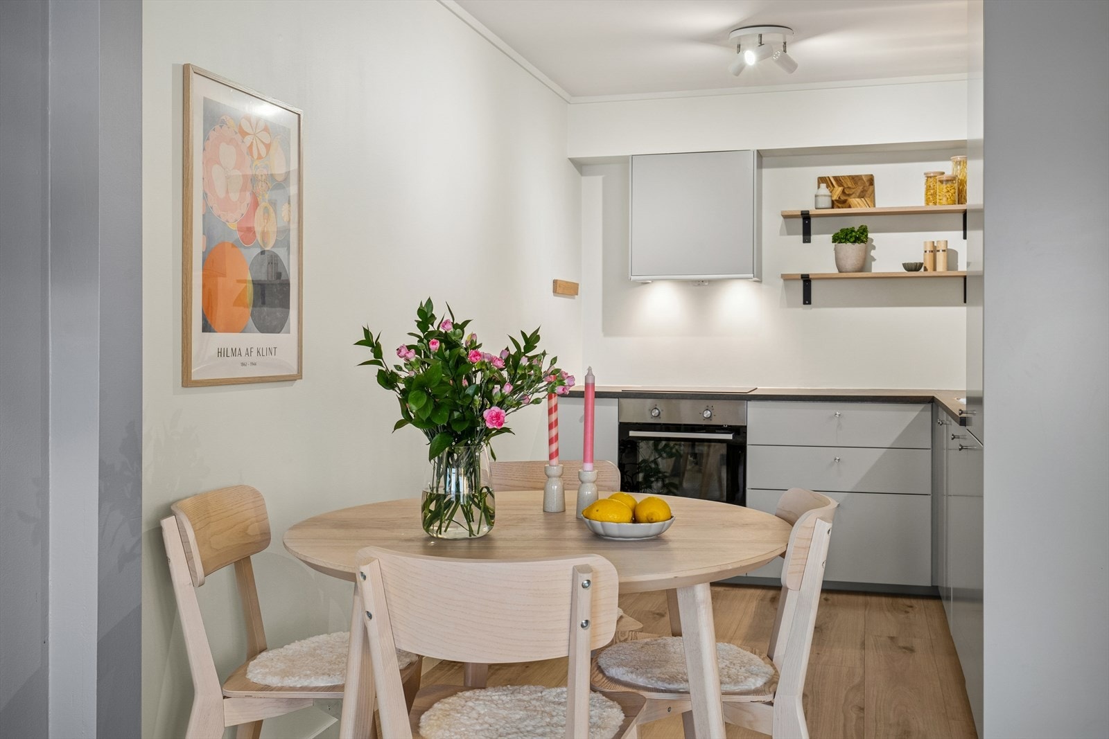 Kjøkkenet har en moderne innredning fra 2022 med lyse glatte fronter og benkeplate i laminat med nedfelt kjøkkenvask Galleribilde