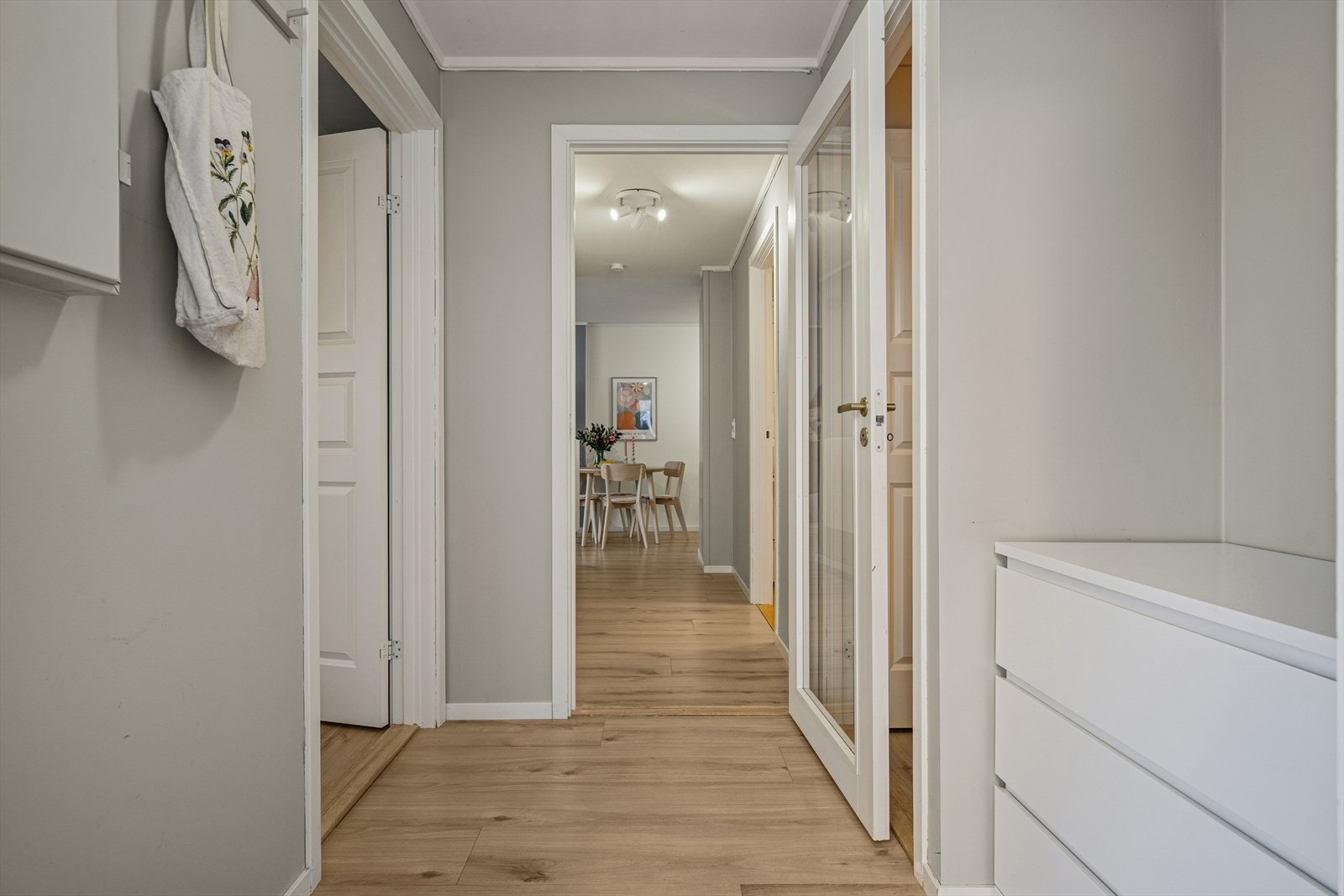 Fra entreen har du tilgang til soverom og innvendig bod - Videre tilgang til bad og stue/kjøkken via mellomgangen Galleribilde