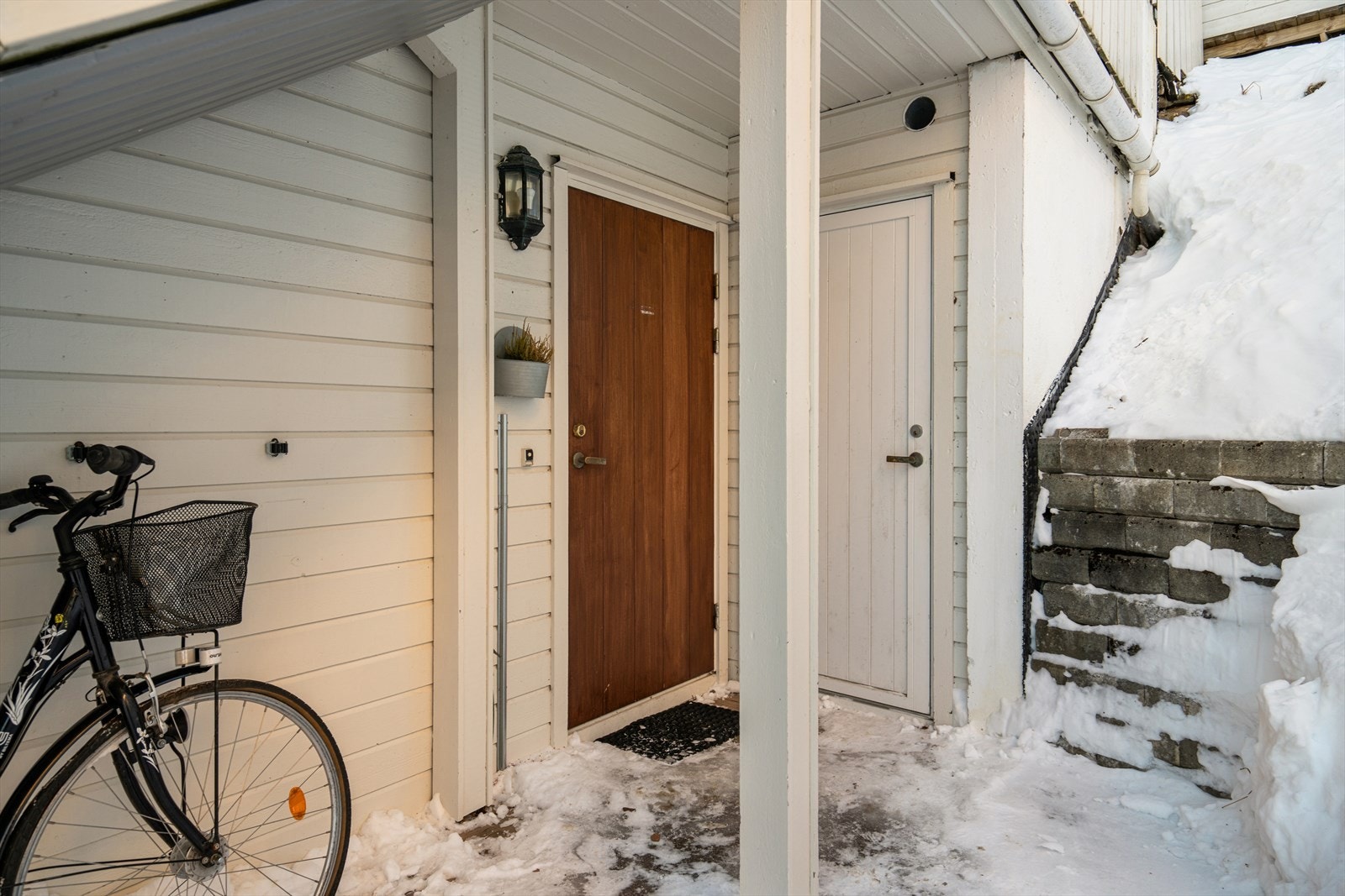 Det er eget overbygget inngangsparti med en tilhørende praktisk utebod Galleribilde