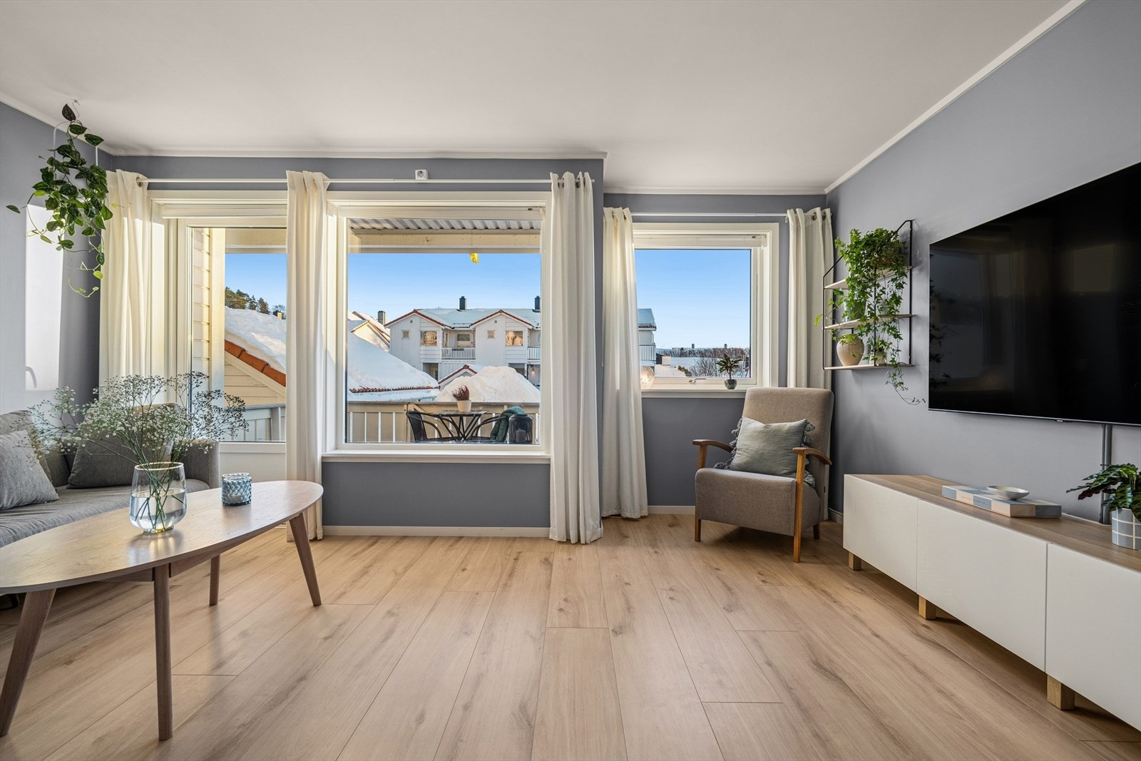 Stuen har store sørvendte vindusflater som slipper inn mye naturlig lys og herfra er det også utgang til terrassen Galleribilde