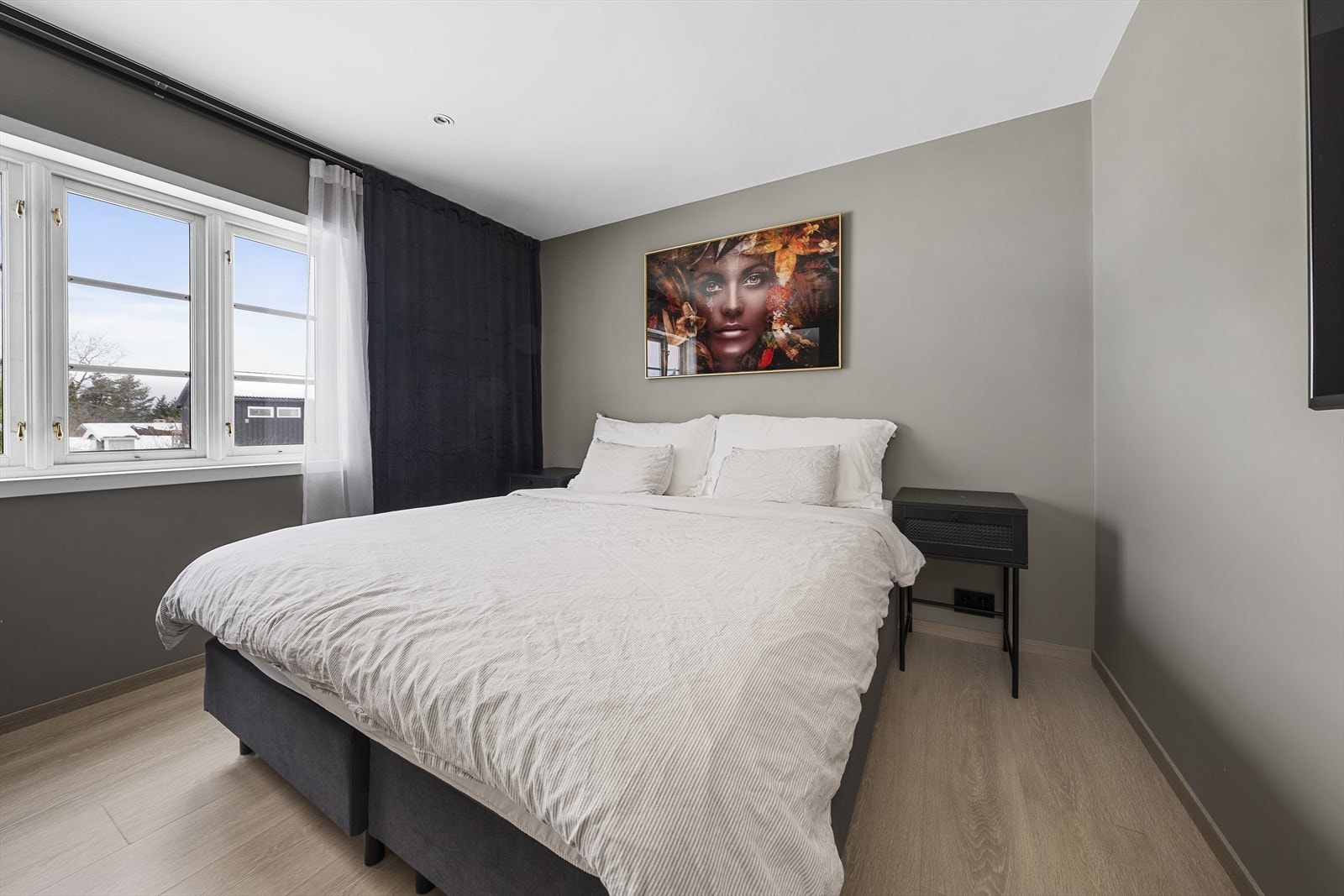 Boligen har to soverom som er pusset opp i moderne farge- og materialvalg. Hovedsoverommet er av god størrelse med plass til dobbeltseng, nattbord og garderobeløsning Galleribilde