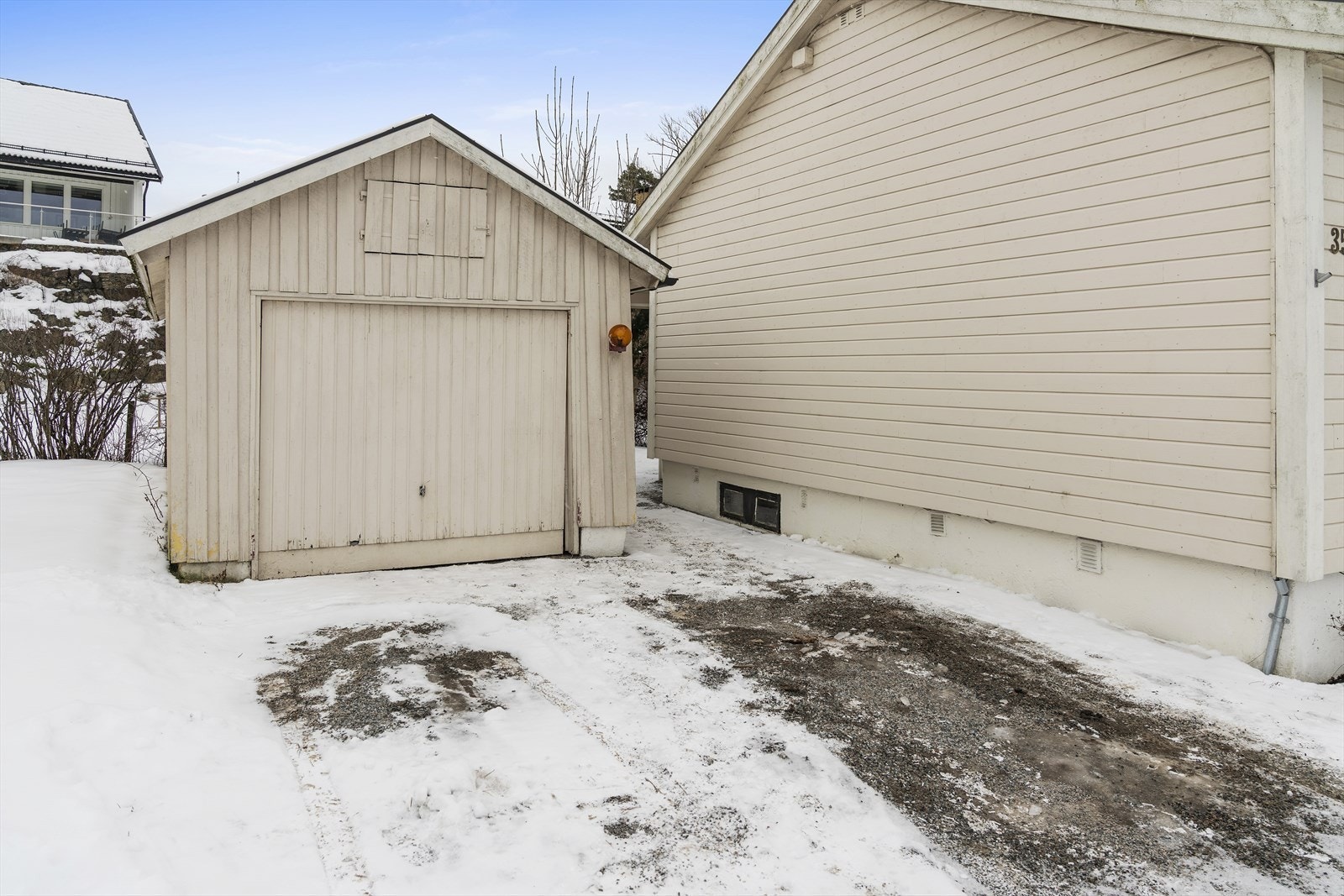 Parkering i garasje og gårdsplass Galleribilde