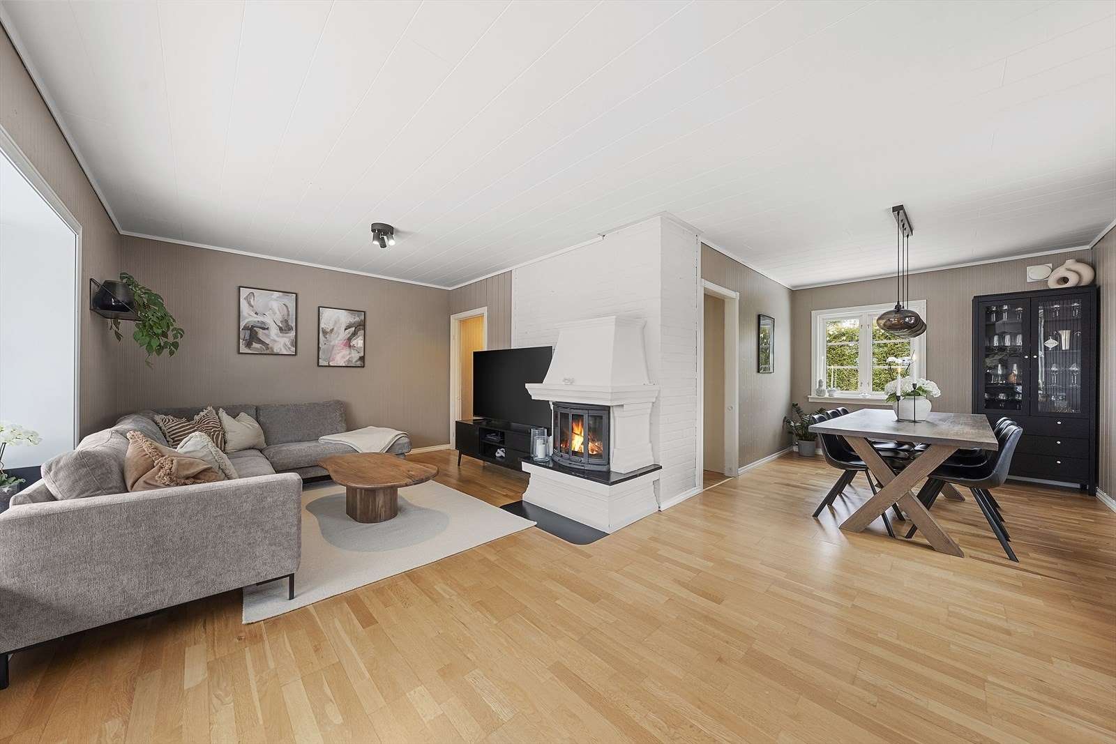 Stuen tilbyr god plass til både sofagruppe og spisegruppe Galleribilde