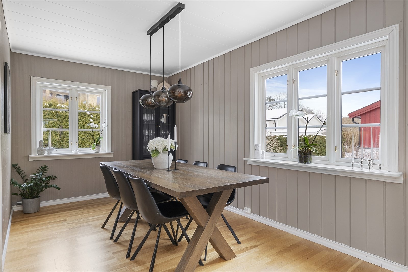 Spisegruppen er plassert i tilknytning til kjøkken Galleribilde