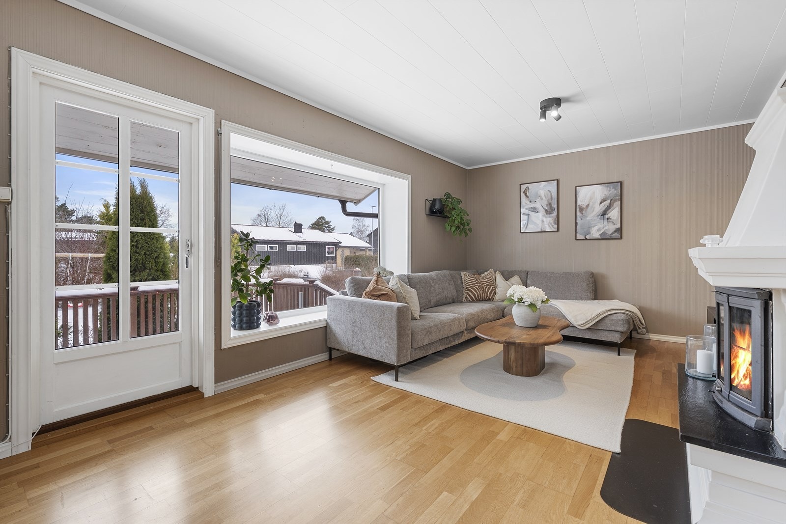 Lys og romslig stue med gode vindusflater som slipper inn godt med dagslys Galleribilde