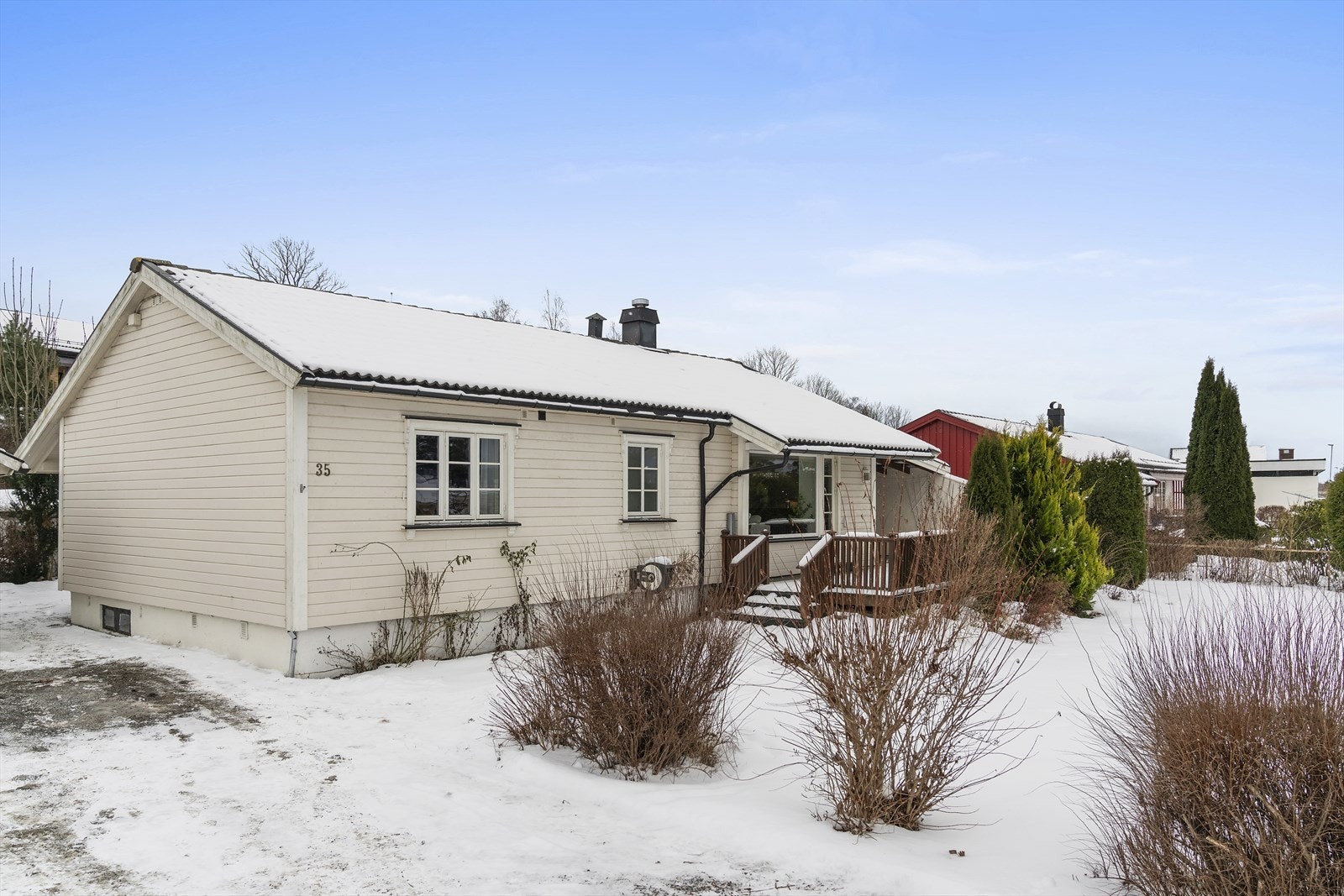 Eiendommen har en solrik og barnevennlig beliggenhet, i meget attraktivt og godt etablert boligområde på Bølehøgda i Skien Galleribilde