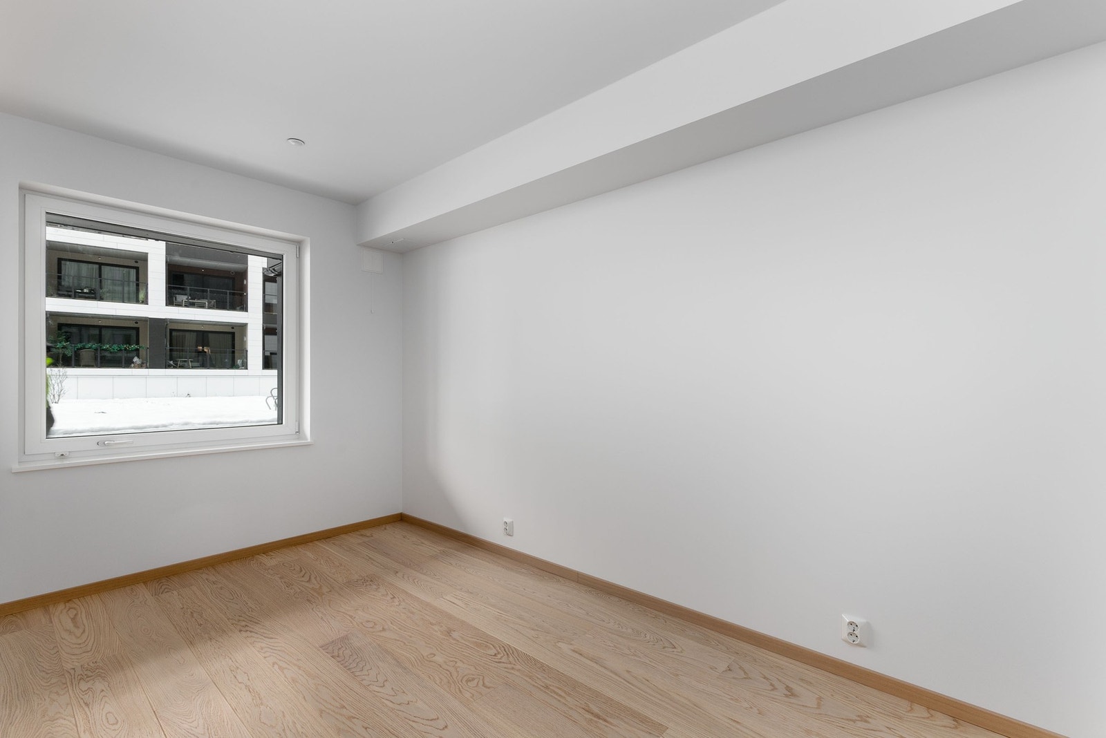 Lyst og innbydende soverom. Avsatt plass til kommode/garderobeskap på soverom. Galleribilde