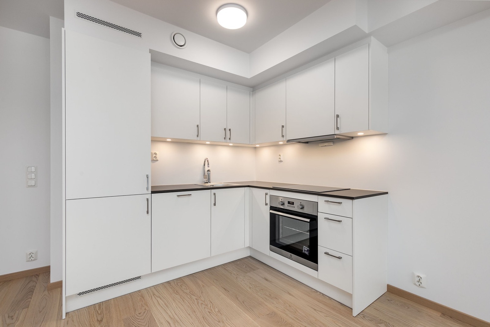 Kjøkkenet har integrert kjøl/frys, ovn, steketopp, oppvaskmaskin og uttrekkbar vifte. Belysning under skapinnredning. Galleribilde