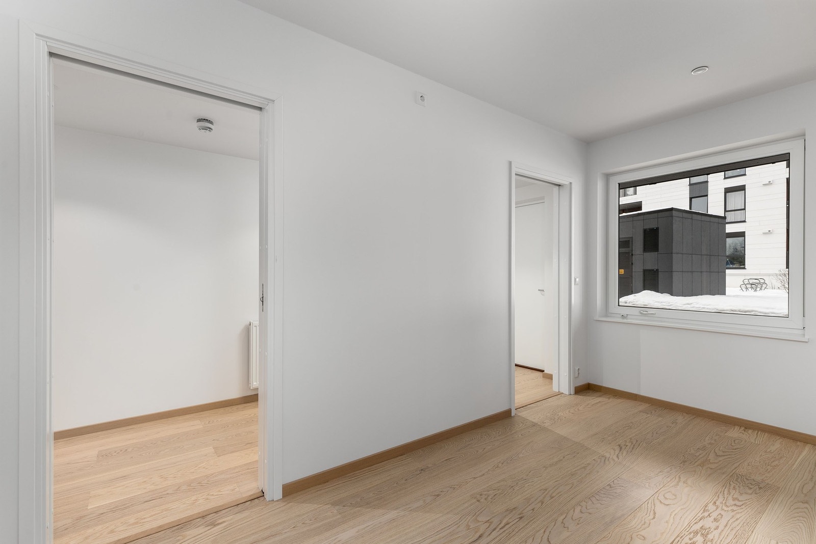 Soverommet har god plass til en større dobbeltseng med tilhørende nattbord Galleribilde