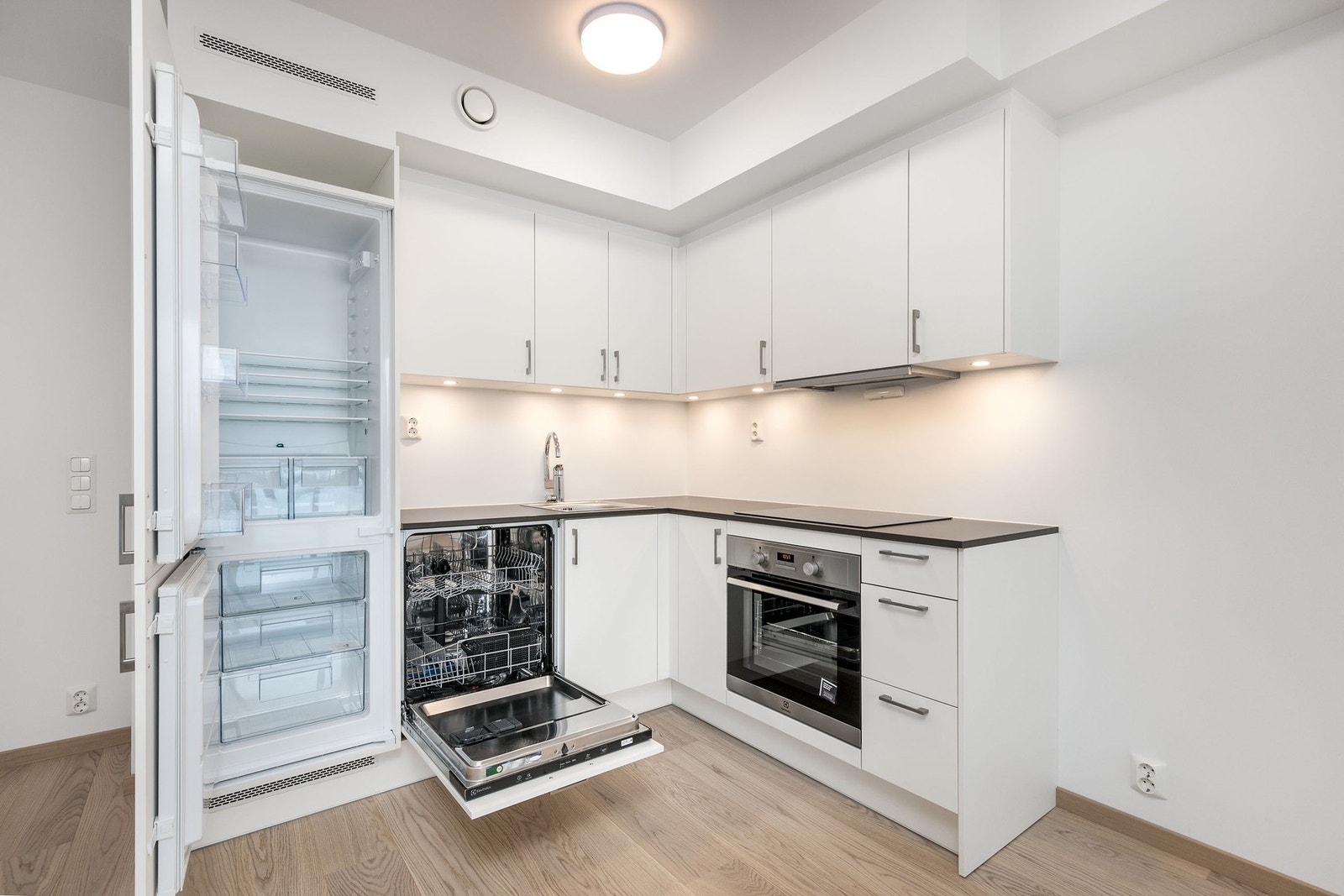 Kjøkkenet har integrert kjøl/frys, ovn, steketopp, oppvaskmaskin og uttrekkbar vifte. Belysning under skapinnredning. Galleribilde