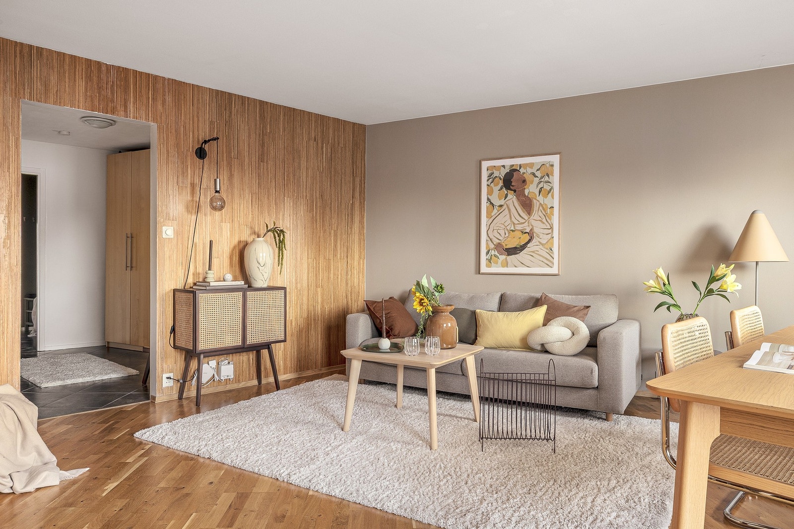 Videre beveger vi oss inn i stuen. Galleribilde