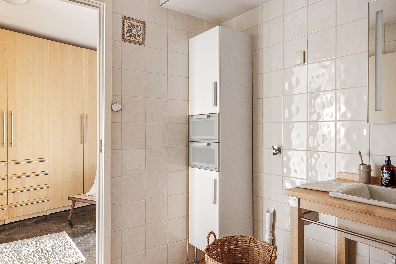 Baderommet består av toalett(som for øvrig er byttet i 2023) og dusjhjørne, i tillegg har man dobbelt servant, speil og belysning. Galleribilde