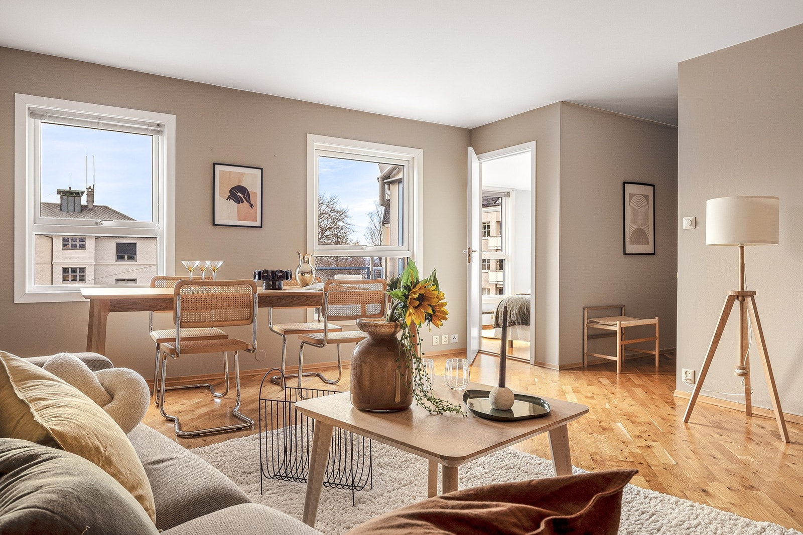 Her er det en delvis åpen stue/kjøkken løsning med kjøkkeninnredningen skjult bak veggen. Galleribilde