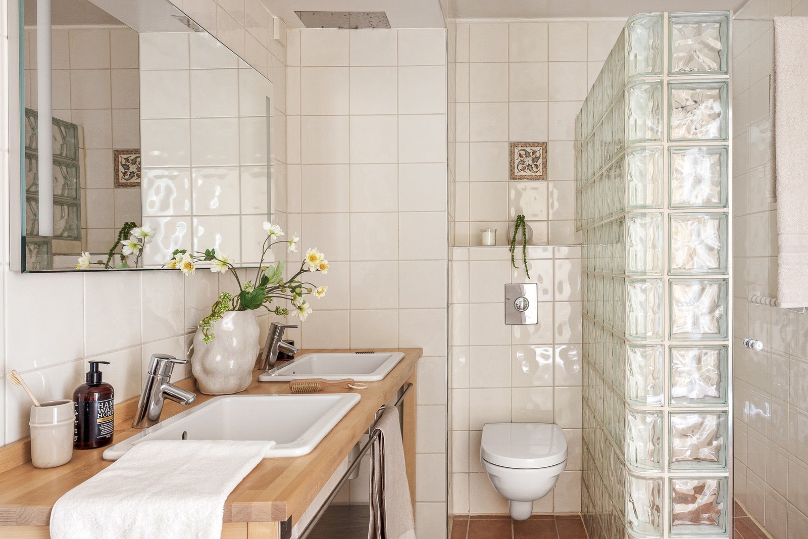 Leiligheten har et romslig og helfliset bad på ca. 7 kvm. Galleribilde