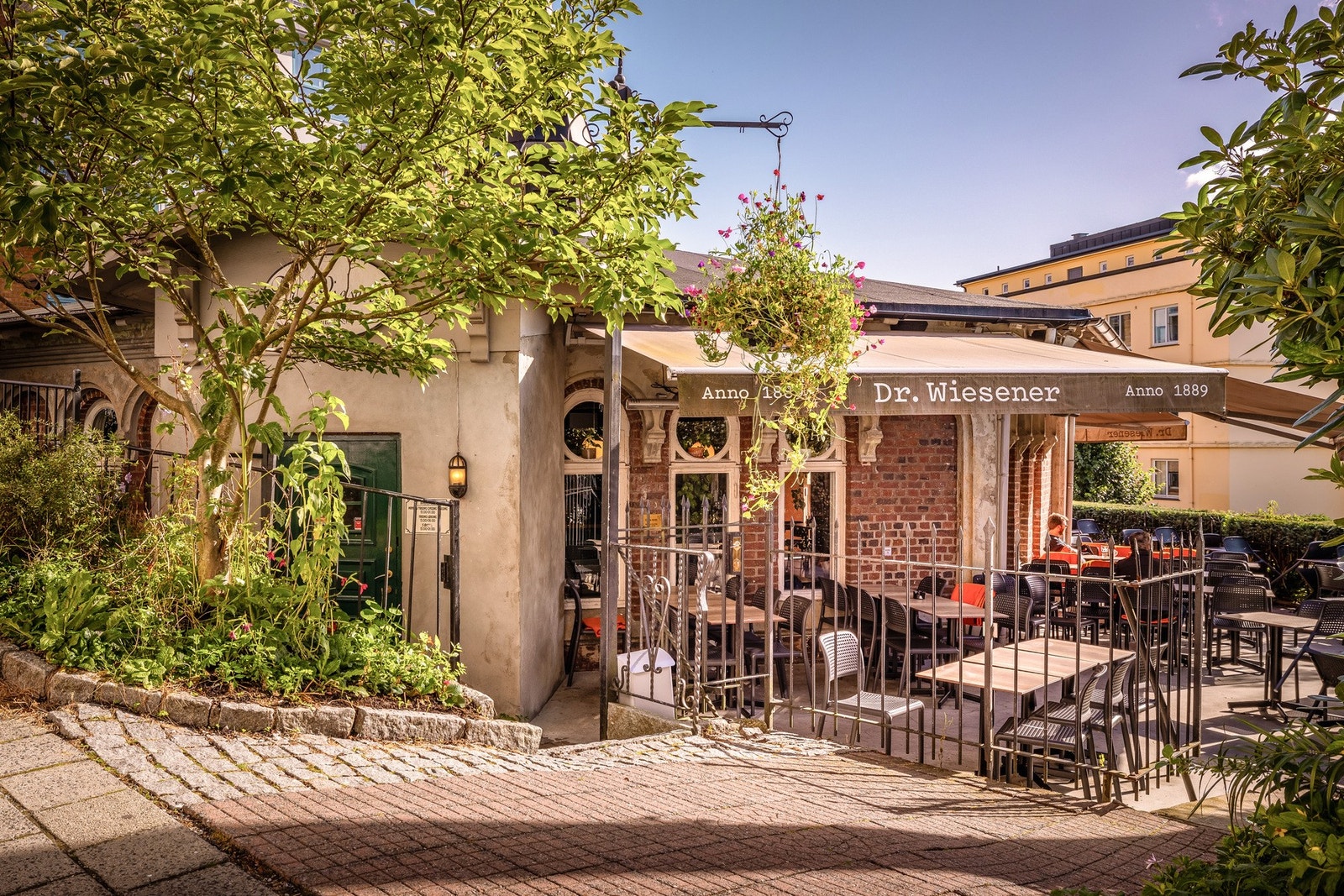 Den legendariske Dr. Wiesener er rett utenfor leiligheten. Galleribilde
