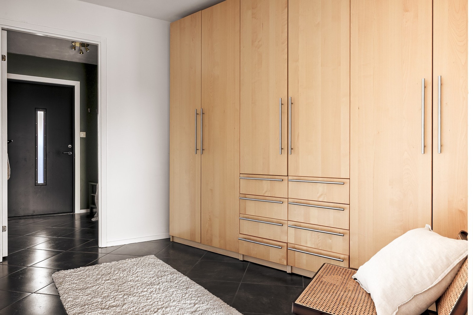 Fra inngangsdøren kommer man inn i gang på ca. 8 kvm med god plass til garderobe. Garderoben følger for øvrig handelen. Galleribilde