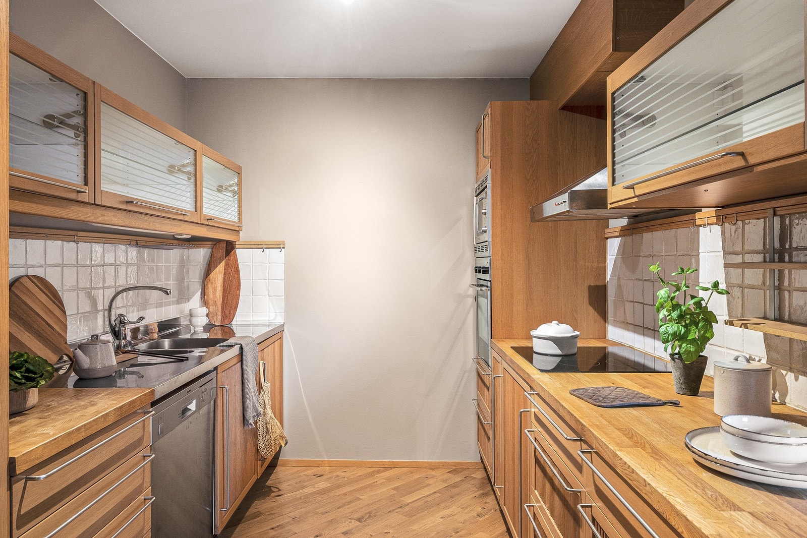 Rikelig med benke- og skapplass. Galleribilde